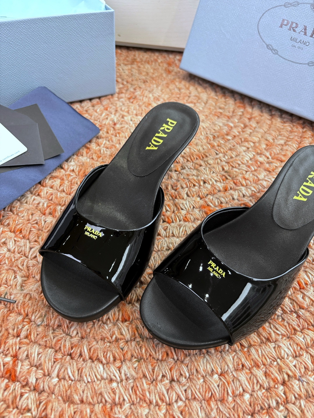 🌾G238所见即所得prada普拉达2026最新款沙滩凉鞋拖鞋让整双鞋轻便舒适 鲜艳色彩 满足不同风格时