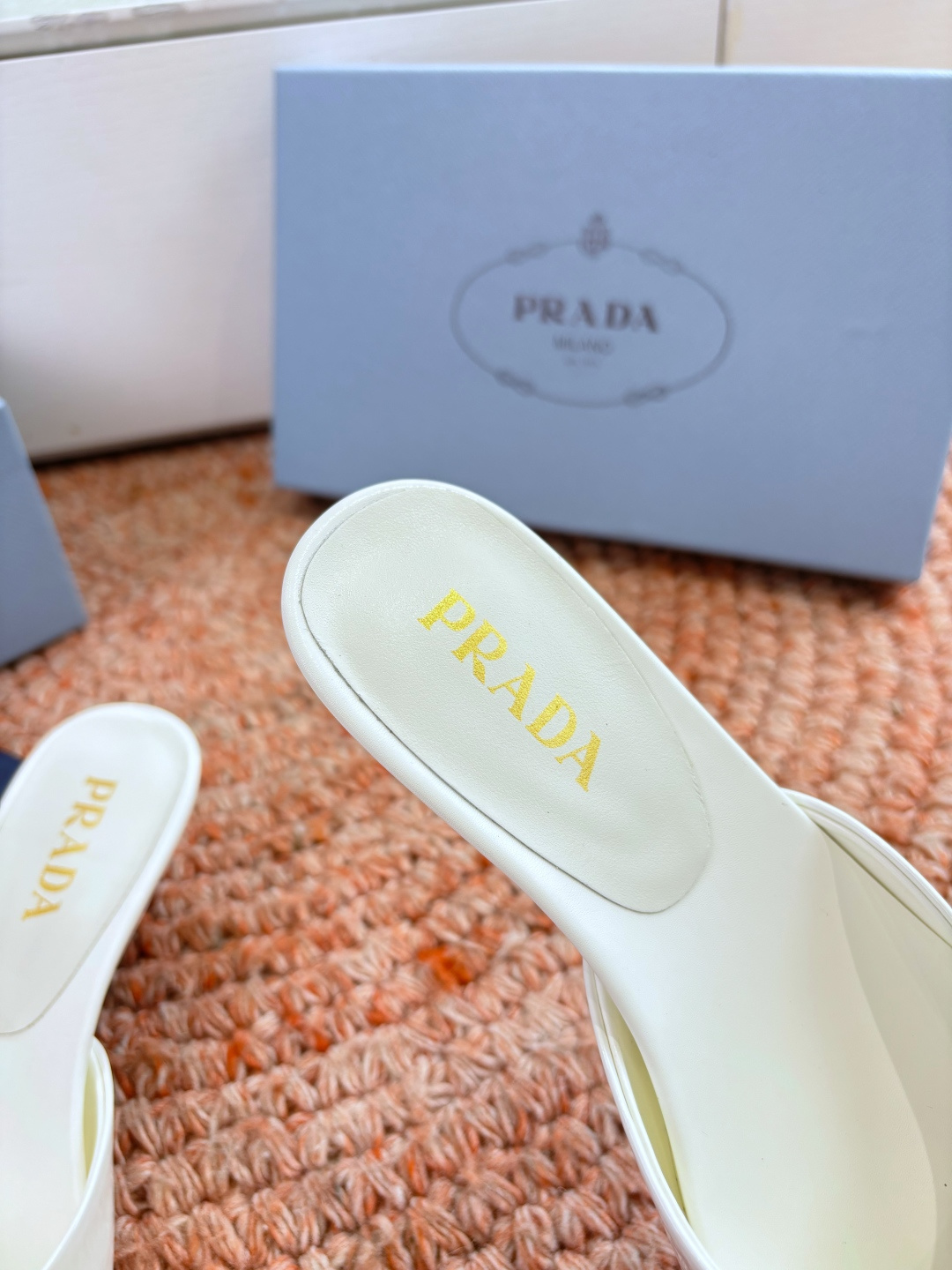 🌾G238所见即所得prada普拉达2026最新款沙滩凉鞋拖鞋让整双鞋轻便舒适 鲜艳色彩 满足不同风格时
