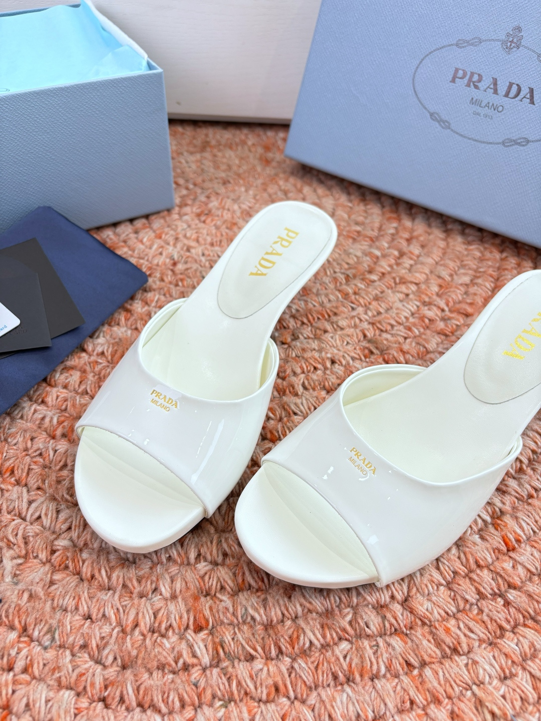 🌾G238所见即所得prada普拉达2026最新款沙滩凉鞋拖鞋让整双鞋轻便舒适 鲜艳色彩 满足不同风格时