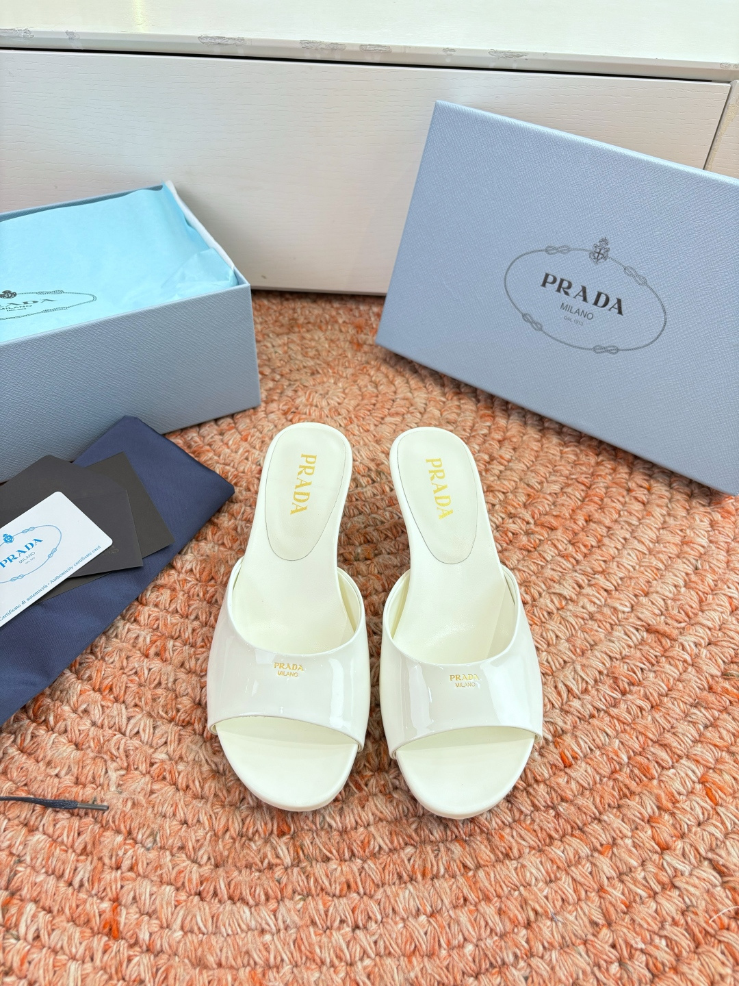 🌾G238所见即所得prada普拉达2026最新款沙滩凉鞋拖鞋让整双鞋轻便舒适 鲜艳色彩 满足不同风格时