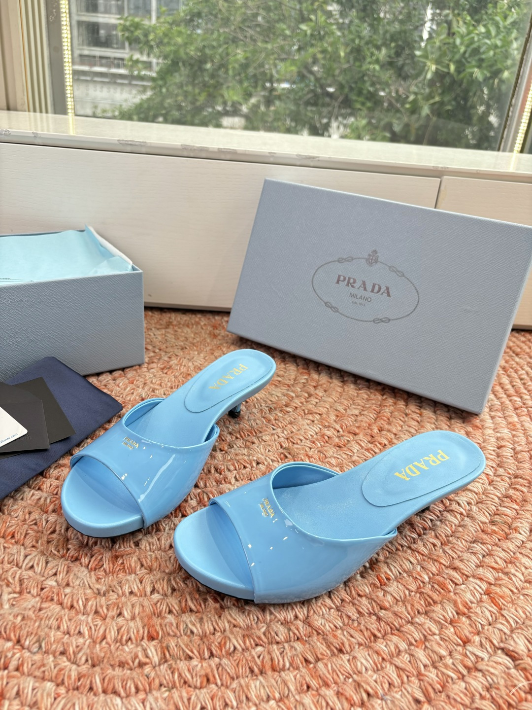 🌾G238所见即所得prada普拉达2026最新款沙滩凉鞋拖鞋让整双鞋轻便舒适 鲜艳色彩 满足不同风格时