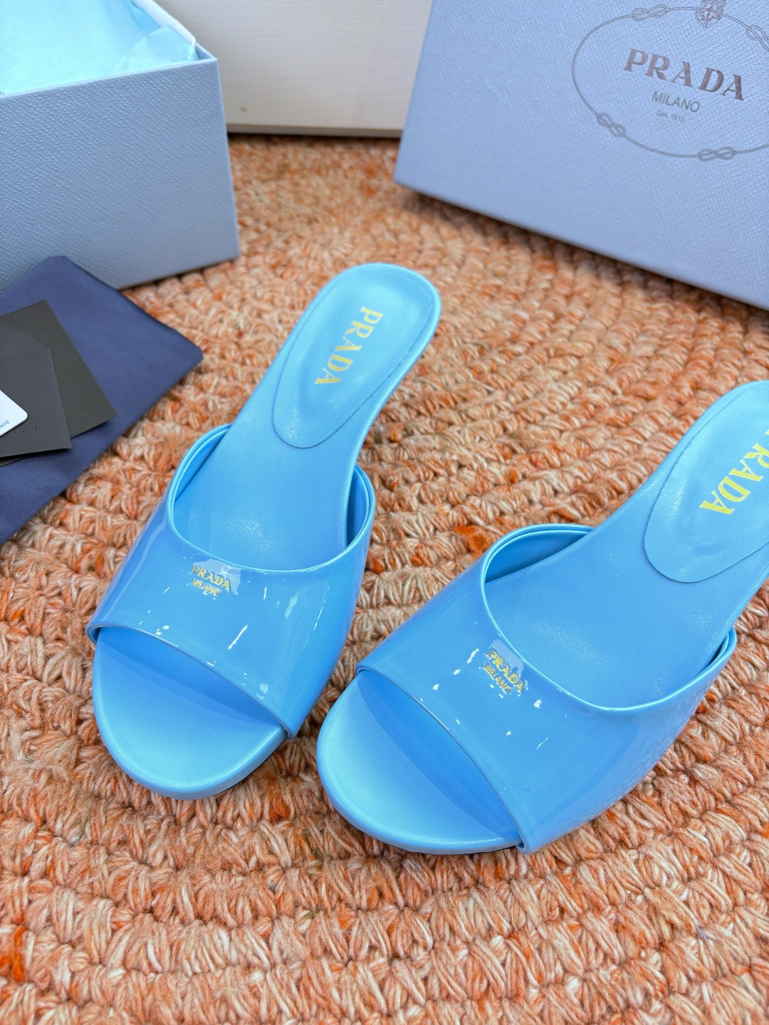 🌾G238所见即所得prada普拉达2026最新款沙滩凉鞋拖鞋让整双鞋轻便舒适 鲜艳色彩 满足不同风格时