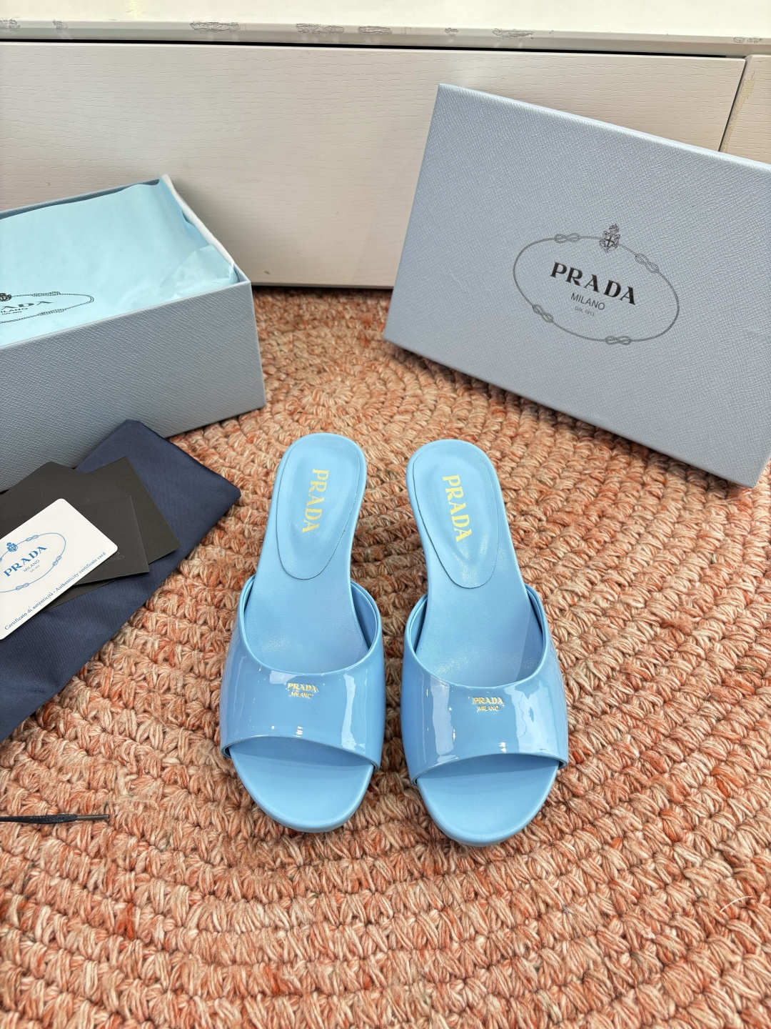 🌾G238所见即所得prada普拉达2026最新款沙滩凉鞋拖鞋让整双鞋轻便舒适 鲜艳色彩 满足不同风格时