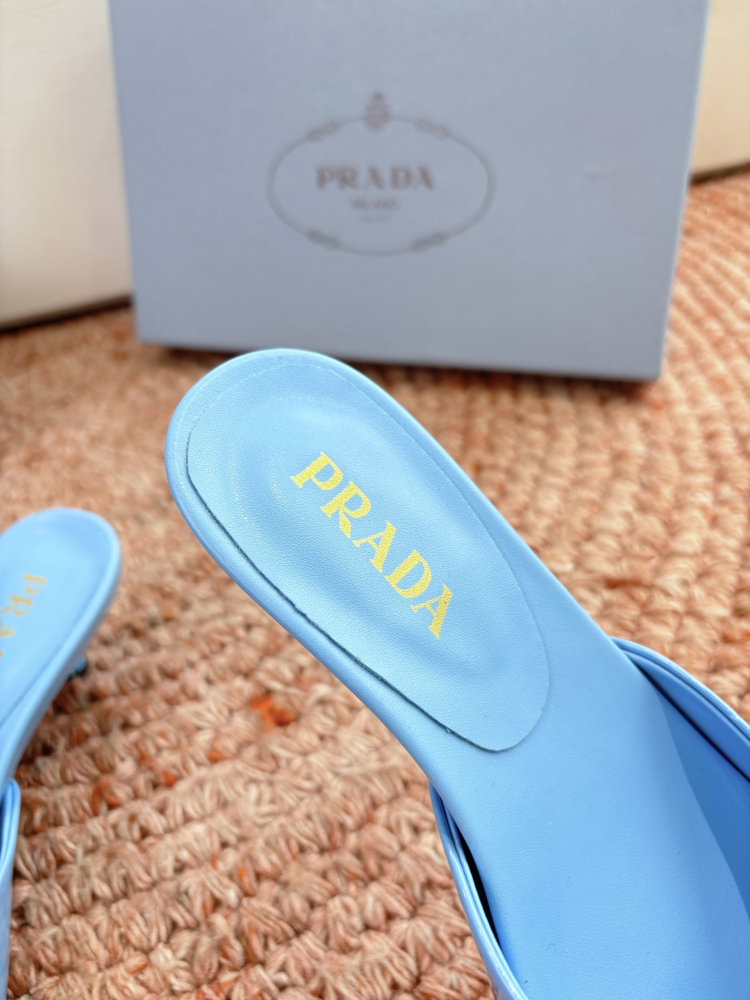 🌾G238所见即所得prada普拉达2026最新款沙滩凉鞋拖鞋让整双鞋轻便舒适 鲜艳色彩 满足不同风格时