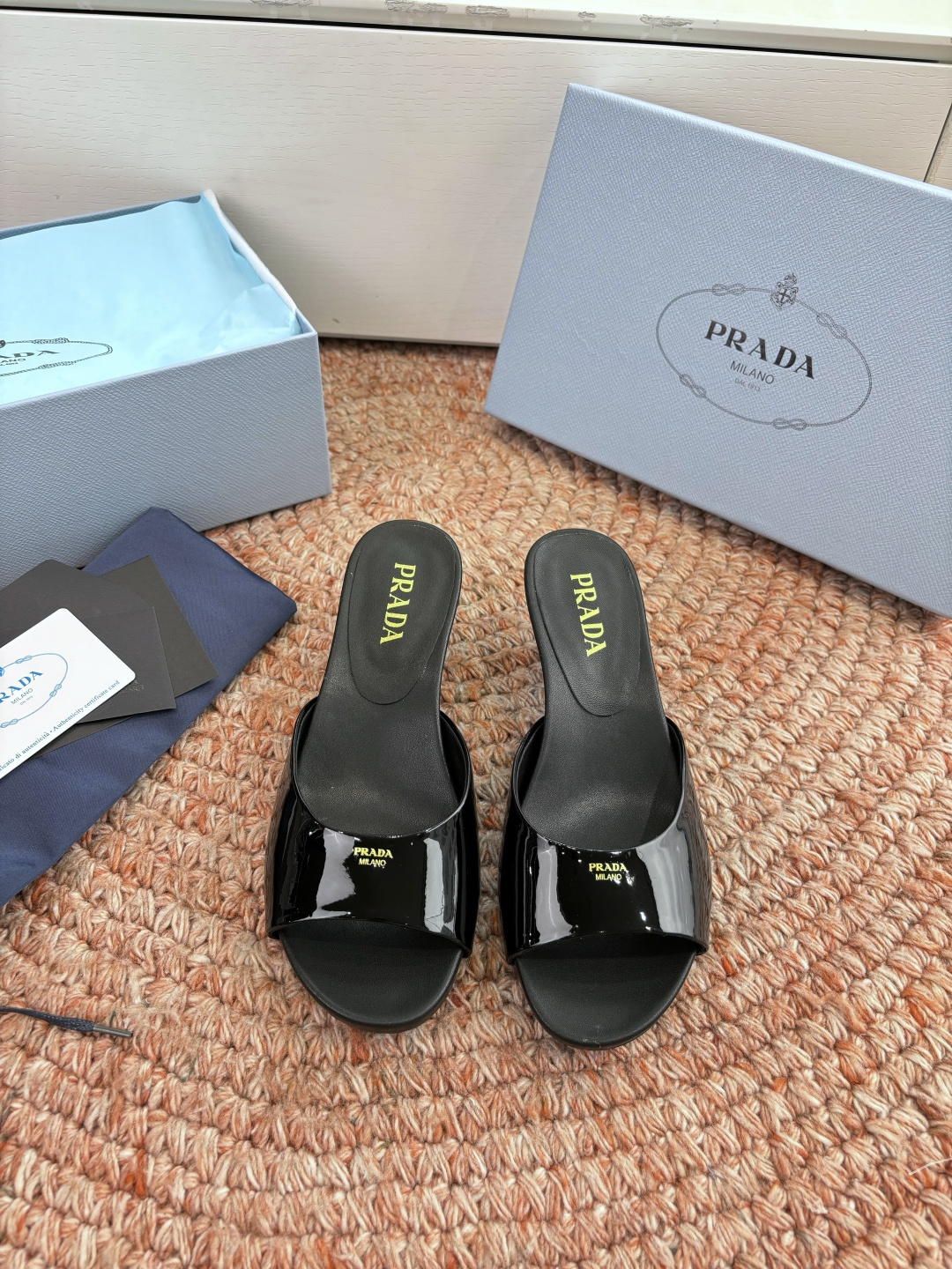 🌾G238所见即所得prada普拉达2026最新款沙滩凉鞋拖鞋让整双鞋轻便舒适 鲜艳色彩 满足不同风格时