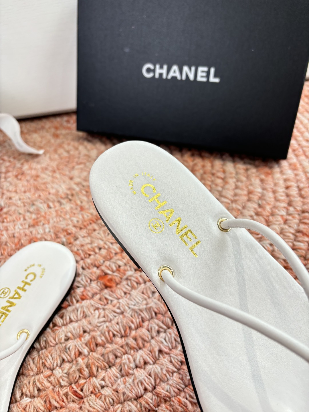 🌾G238😀顶级品质CHANE*｜小香2026走秀款夹脚拖鞋如果说季节有味道春夏应该是香香甜甜的人儿也跟