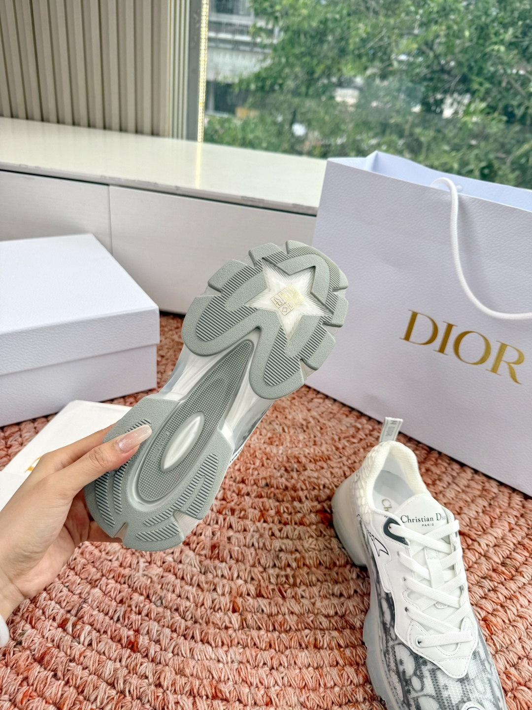 🌾G133C'est Dior 迪奥 2026新色全新休闲运动鞋以牛皮革和网眼织物制作，轻盈透气。侧边的