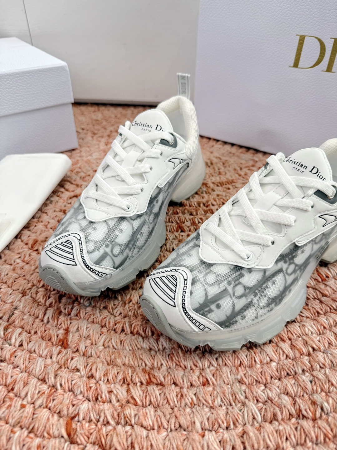 🌾G133C'est Dior 迪奥 2026新色全新休闲运动鞋以牛皮革和网眼织物制作，轻盈透气。侧边的