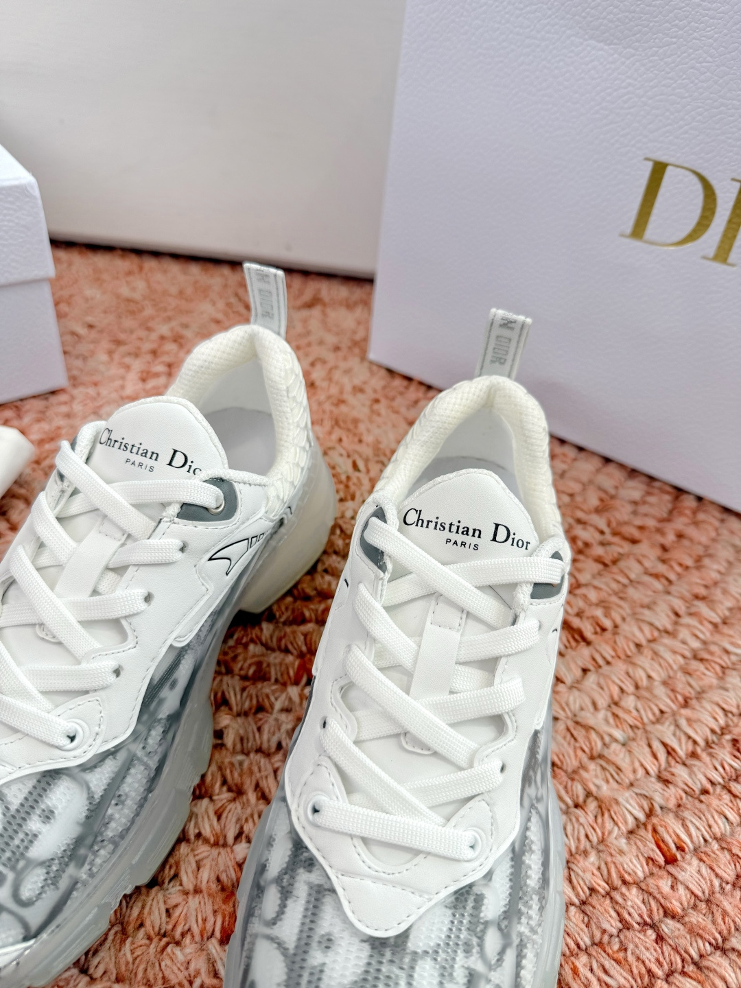 🌾G133C'est Dior 迪奥 2026新色全新休闲运动鞋以牛皮革和网眼织物制作，轻盈透气。侧边的