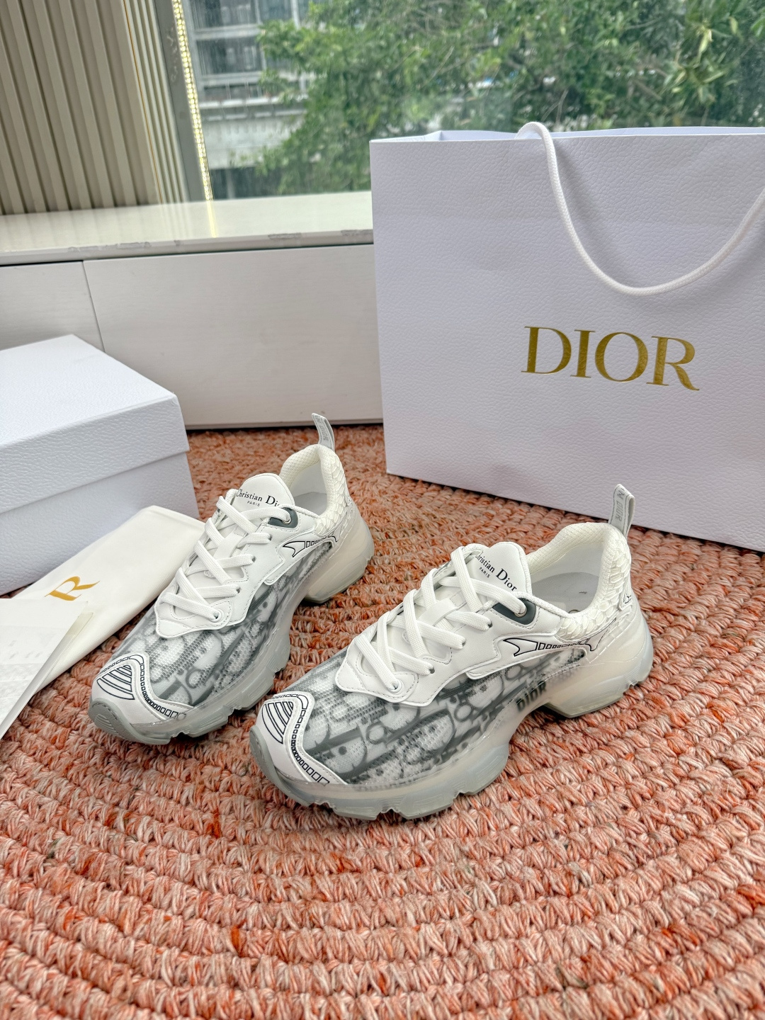 🌾G133C'est Dior 迪奥 2026新色全新休闲运动鞋以牛皮革和网眼织物制作，轻盈透气。侧边的