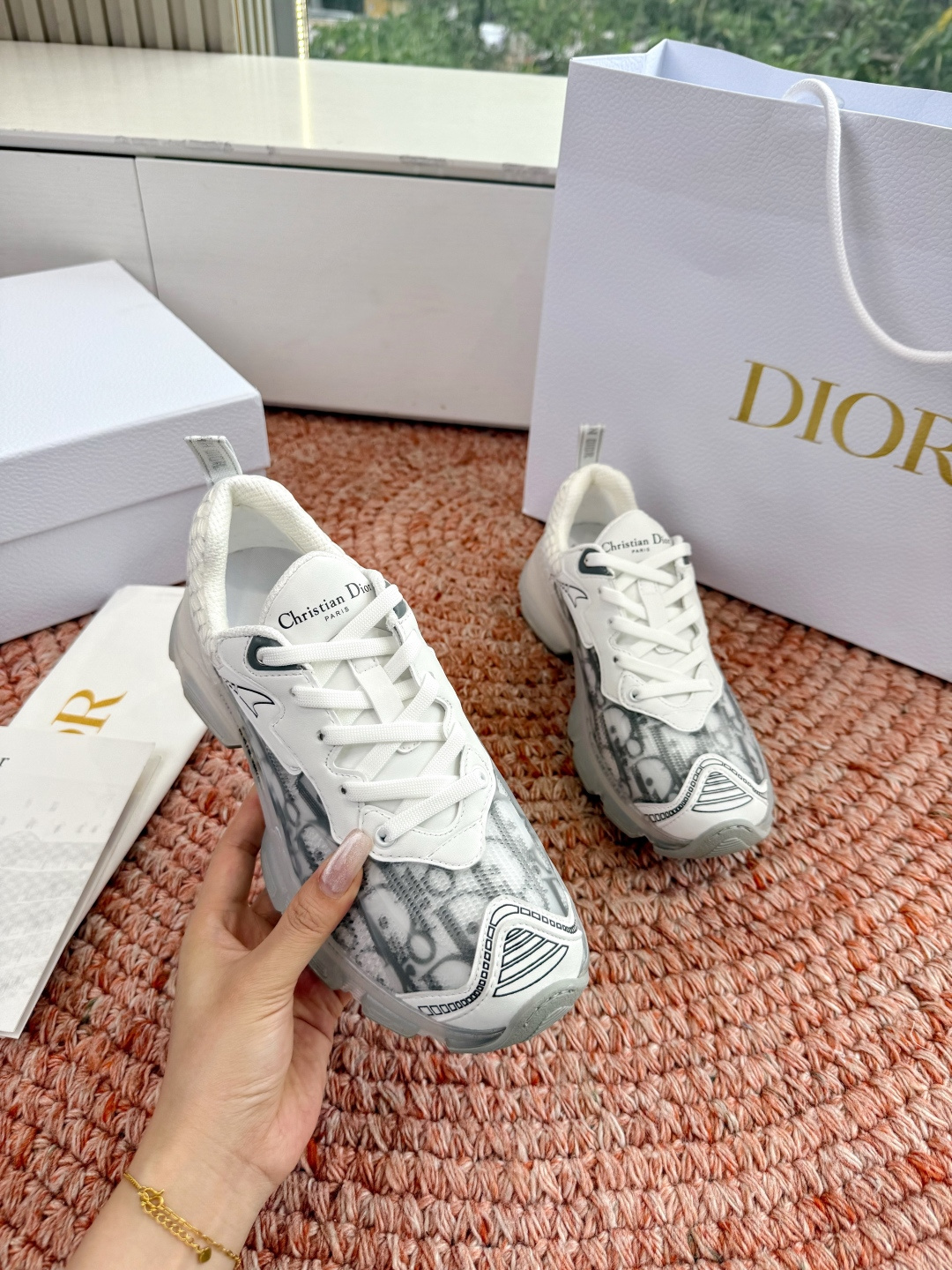 🌾G133C'est Dior 迪奥 2026新色全新休闲运动鞋以牛皮革和网眼织物制作，轻盈透气。侧边的