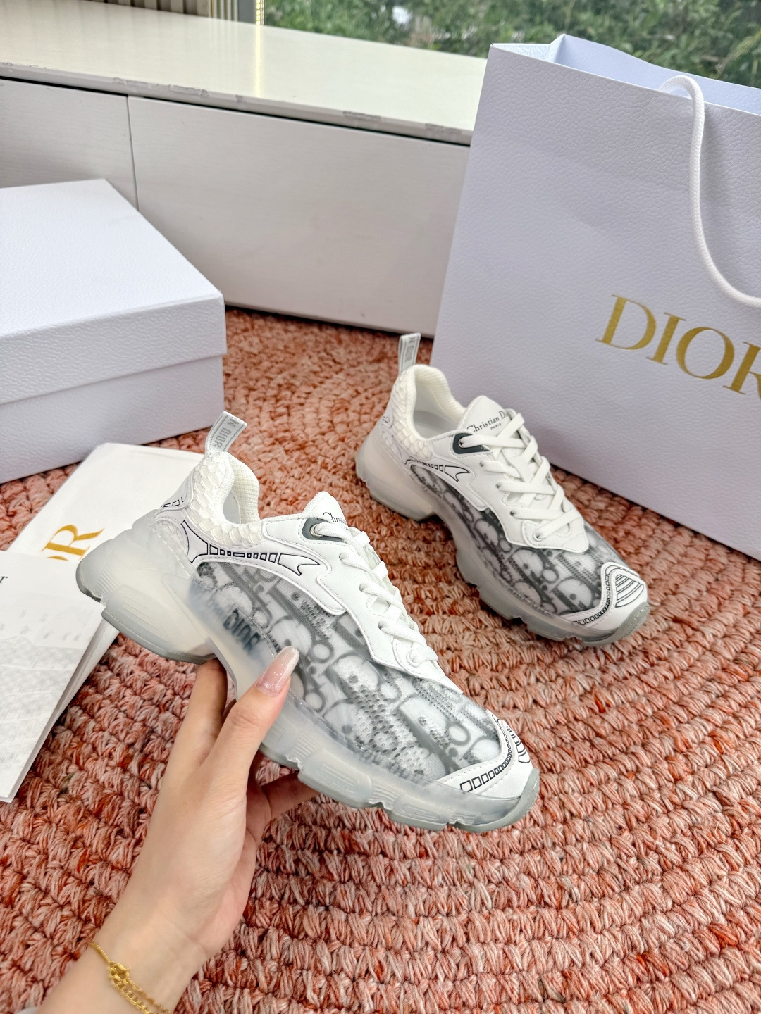 🌾G133C'est Dior 迪奥 2026新色全新休闲运动鞋以牛皮革和网眼织物制作，轻盈透气。侧边的