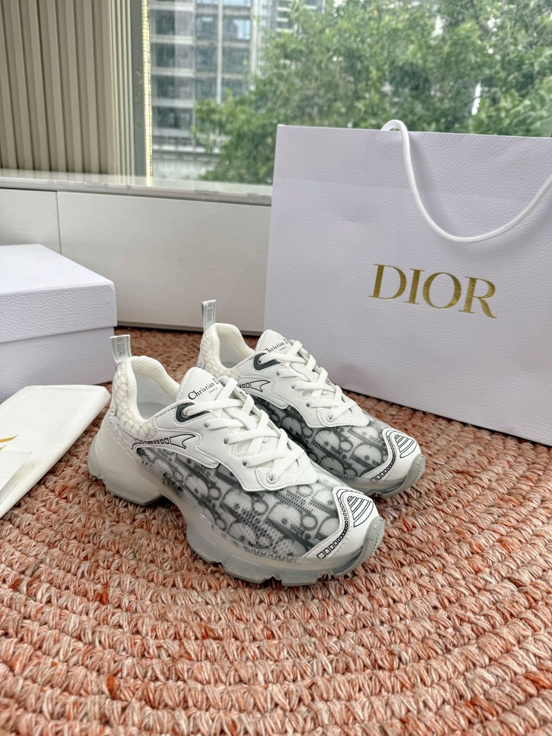 🌾G133C'est Dior 迪奥 2026新色全新休闲运动鞋以牛皮革和网眼织物制作，轻盈透气。侧边的