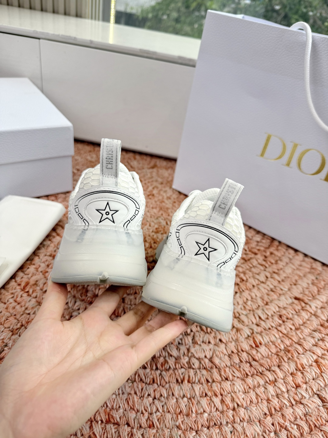 🌾G133C'est Dior 迪奥 2026新色全新休闲运动鞋以牛皮革和网眼织物制作，轻盈透气。侧边的