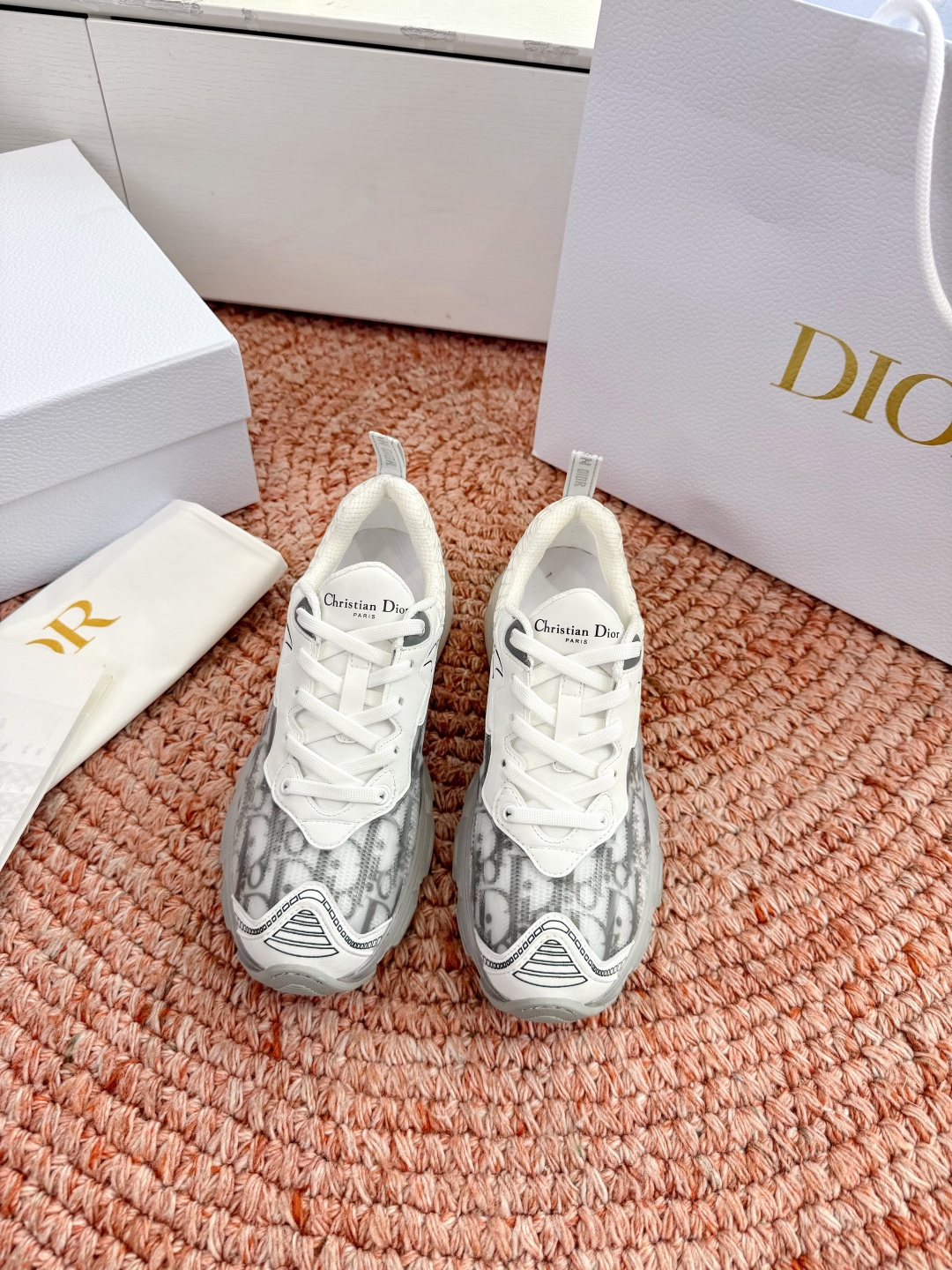 🌾G133C'est Dior 迪奥 2026新色全新休闲运动鞋以牛皮革和网眼织物制作，轻盈透气。侧边的