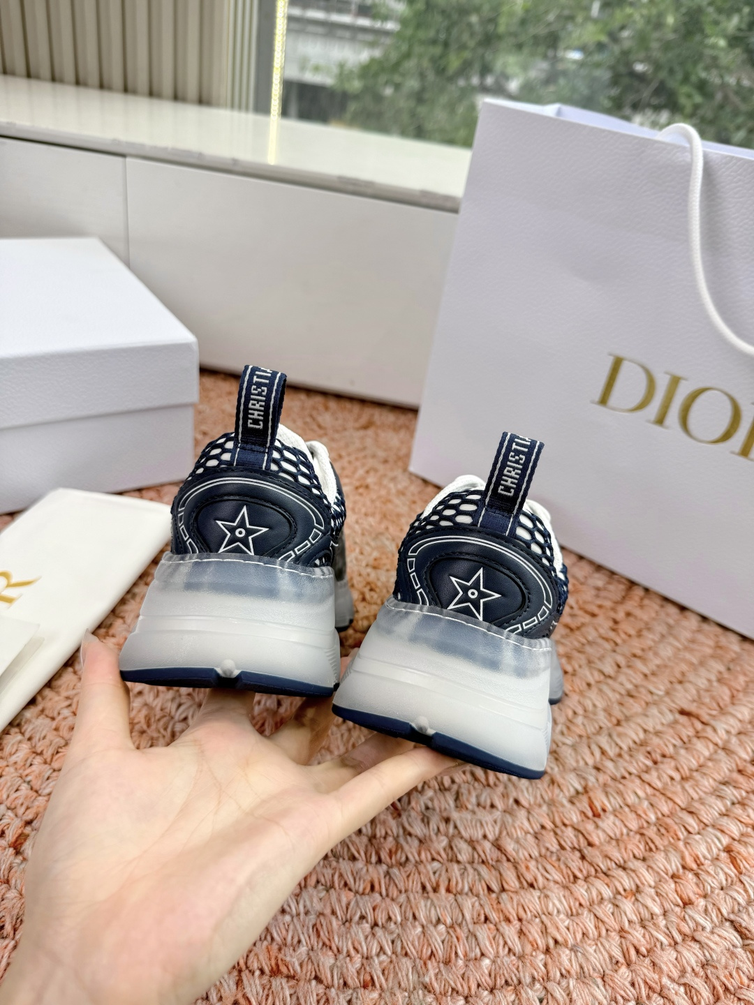 🌾G133C'est Dior 迪奥 2026新色全新休闲运动鞋以牛皮革和网眼织物制作，轻盈透气。侧边的