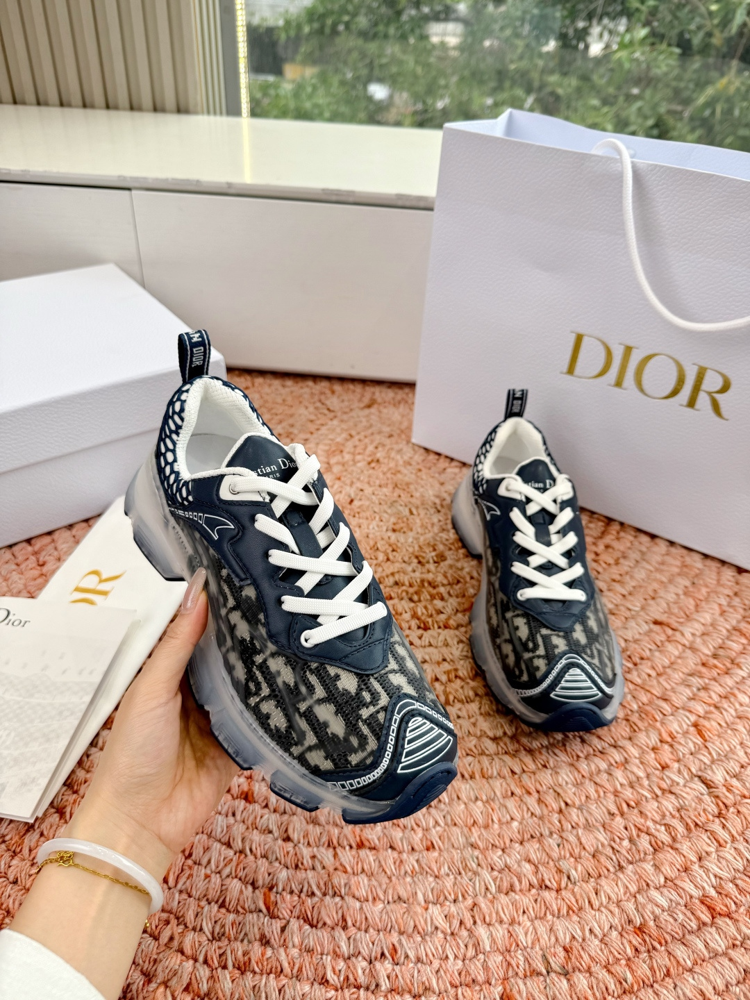 🌾G133C'est Dior 迪奥 2026新色全新休闲运动鞋以牛皮革和网眼织物制作，轻盈透气。侧边的