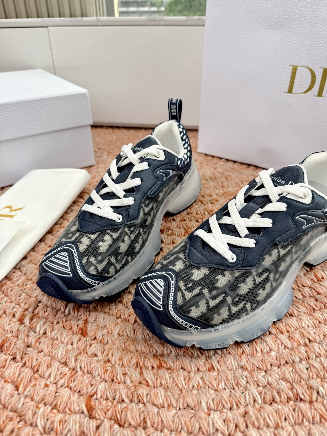 🌾G133C'est Dior 迪奥 2026新色全新休闲运动鞋以牛皮革和网眼织物制作，轻盈透气。侧边的