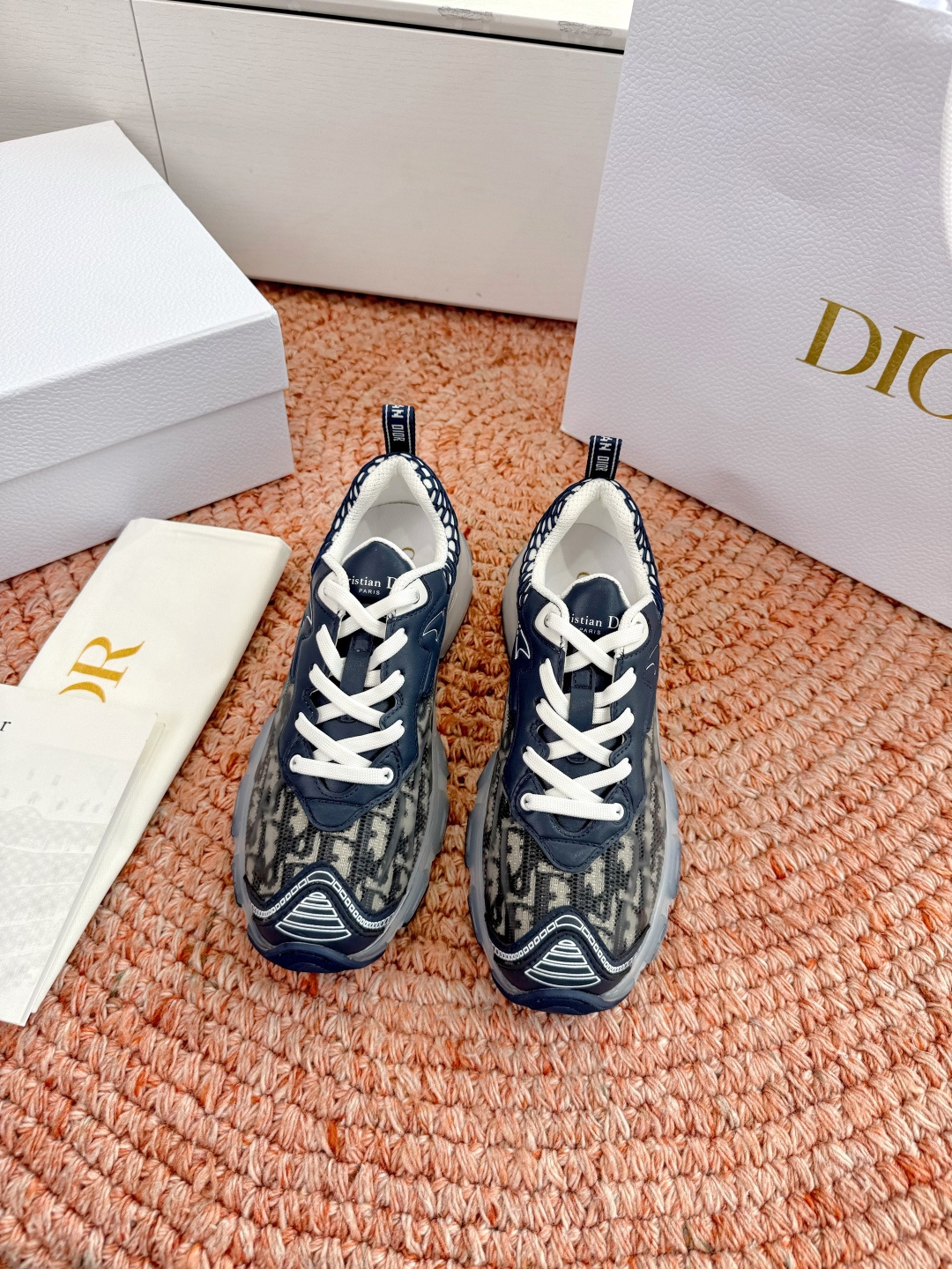 🌾G133C'est Dior 迪奥 2026新色全新休闲运动鞋以牛皮革和网眼织物制作，轻盈透气。侧边的