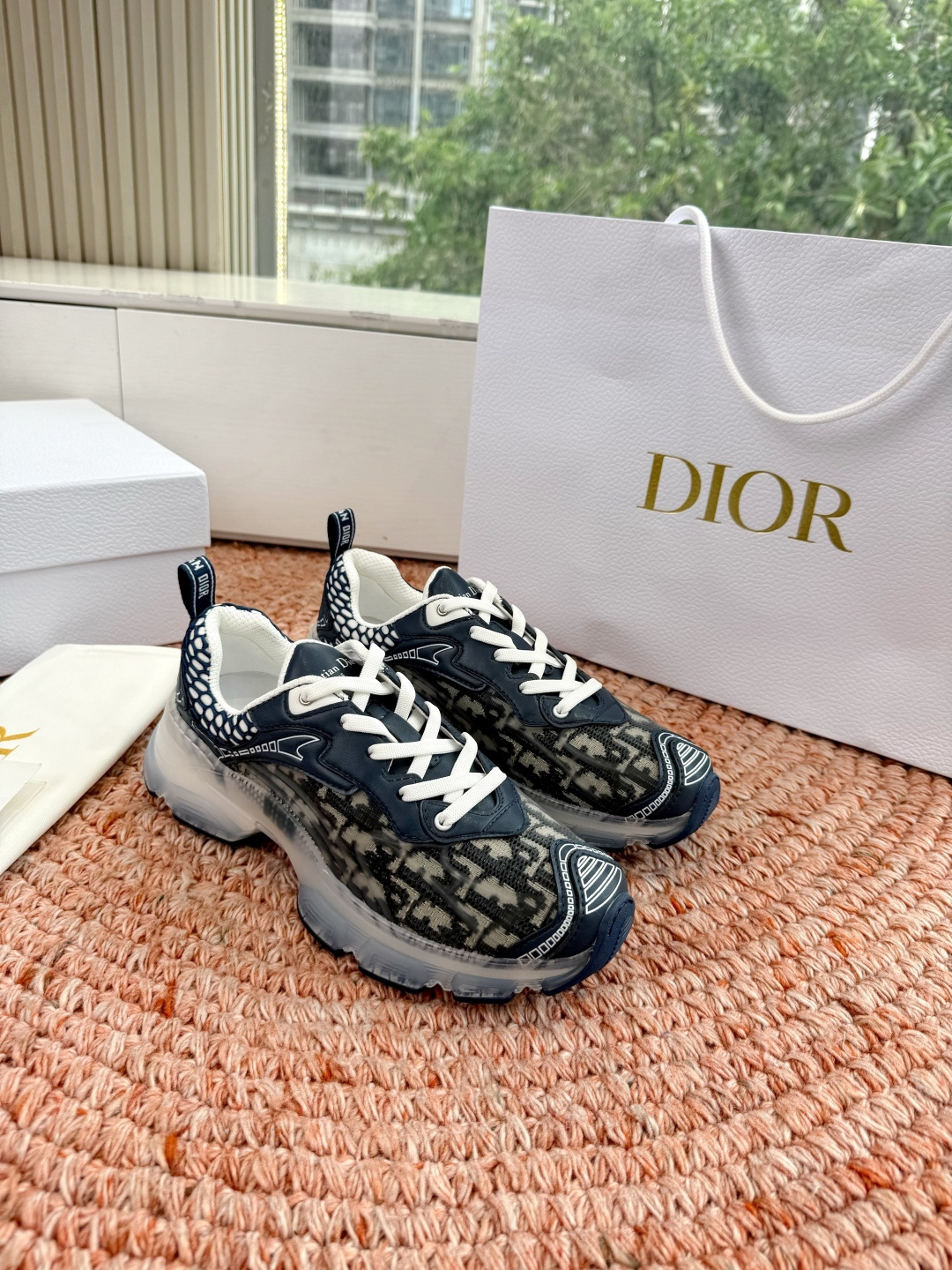 🌾G133C'est Dior 迪奥 2026新色全新休闲运动鞋以牛皮革和网眼织物制作，轻盈透气。侧边的