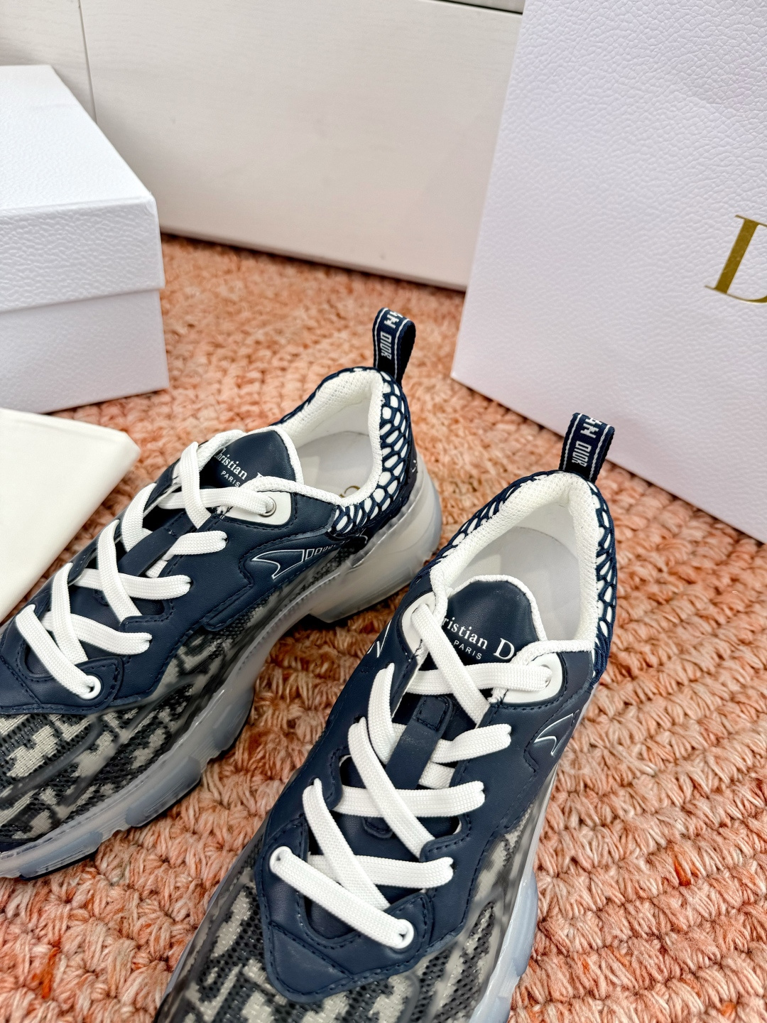 🌾G133C'est Dior 迪奥 2026新色全新休闲运动鞋以牛皮革和网眼织物制作，轻盈透气。侧边的