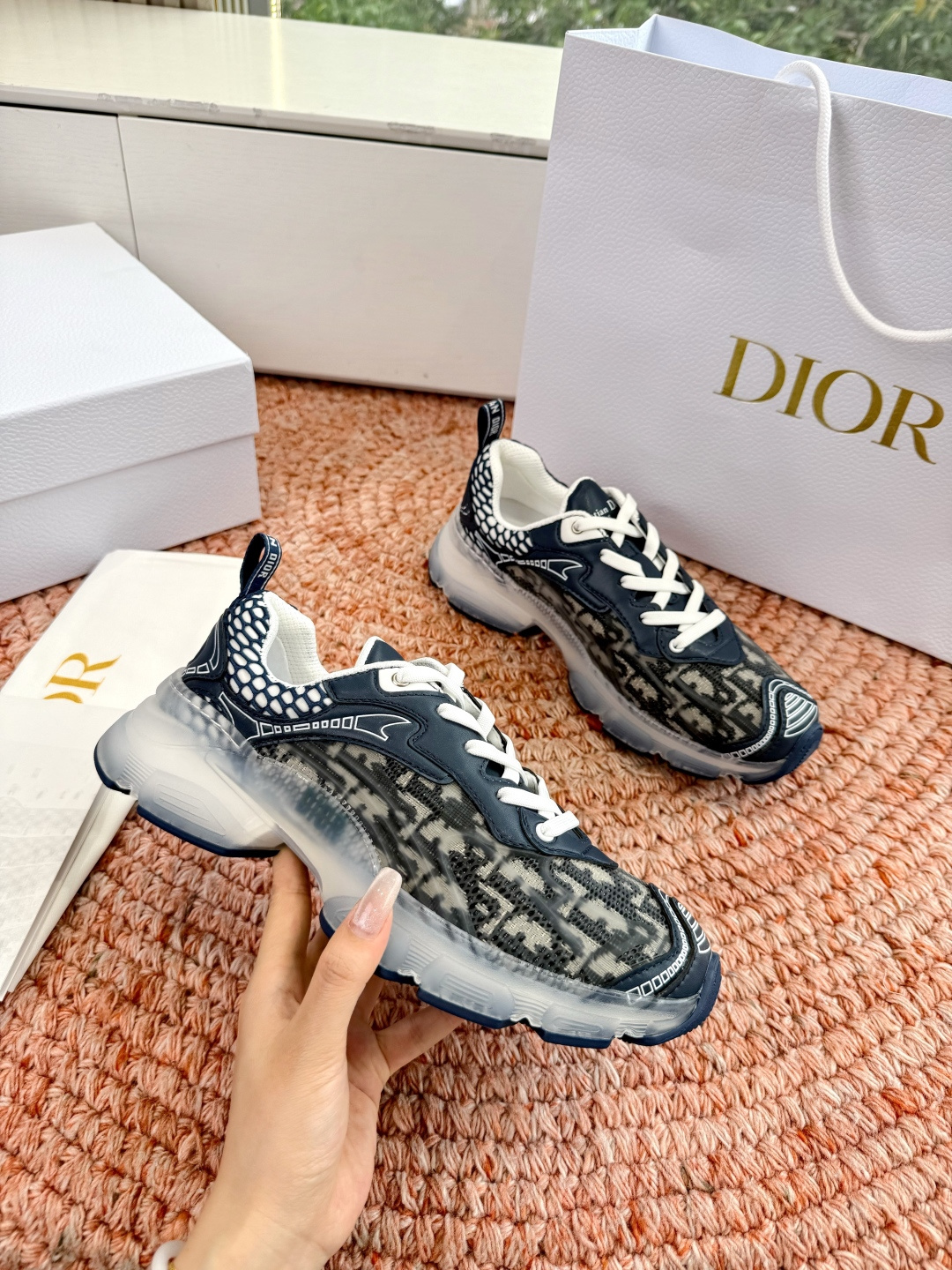 🌾G133C'est Dior 迪奥 2026新色全新休闲运动鞋以牛皮革和网眼织物制作，轻盈透气。侧边的