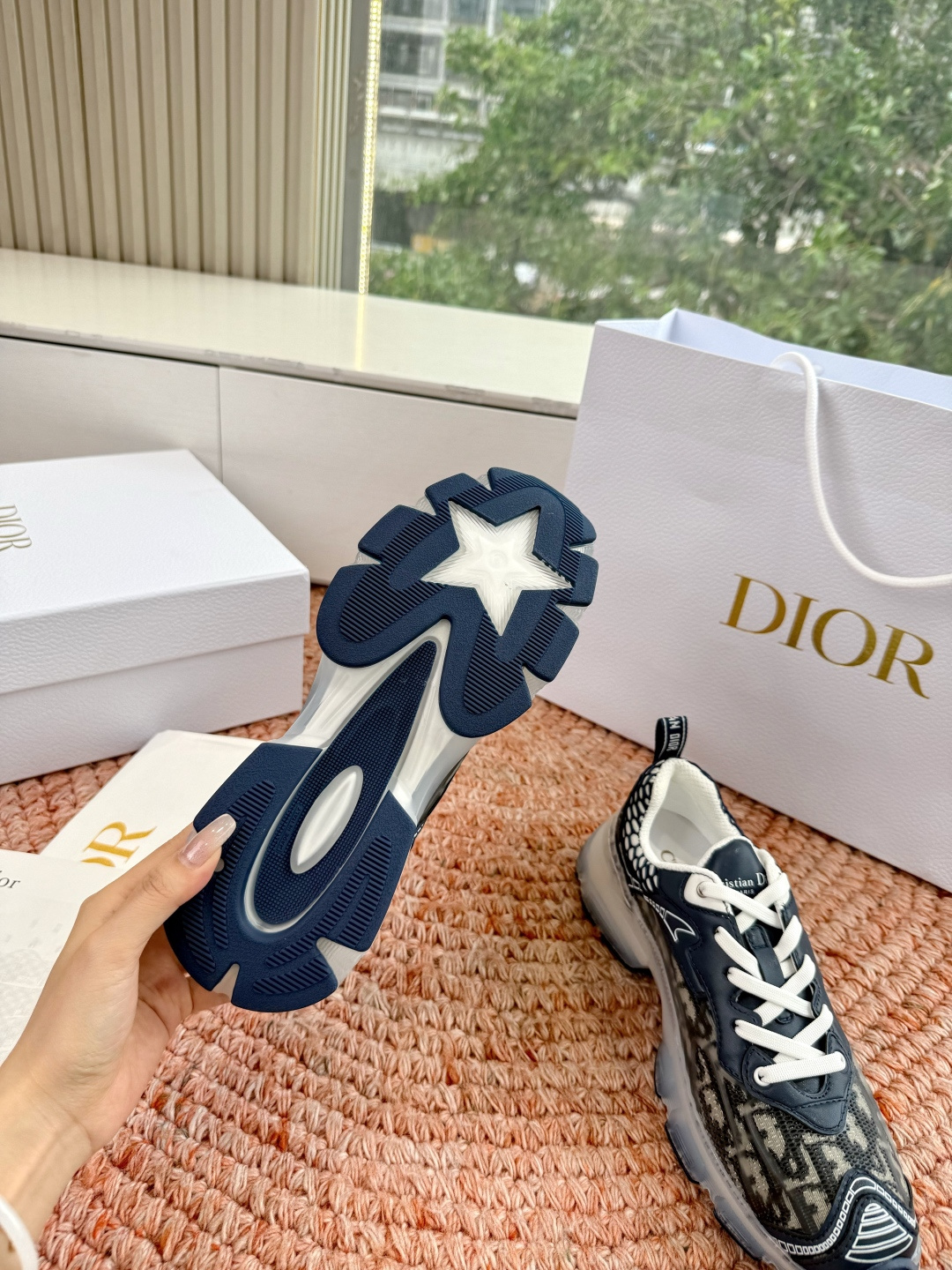 🌾G133C'est Dior 迪奥 2026新色全新休闲运动鞋以牛皮革和网眼织物制作，轻盈透气。侧边的