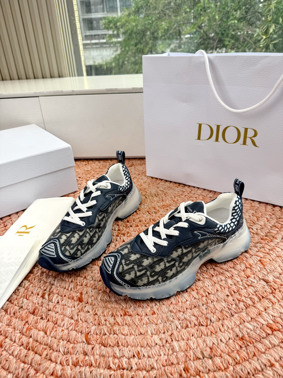 🌾G133C'est Dior 迪奥 2026新色全新休闲运动鞋以牛皮革和网眼织物制作，轻盈透气。侧边的