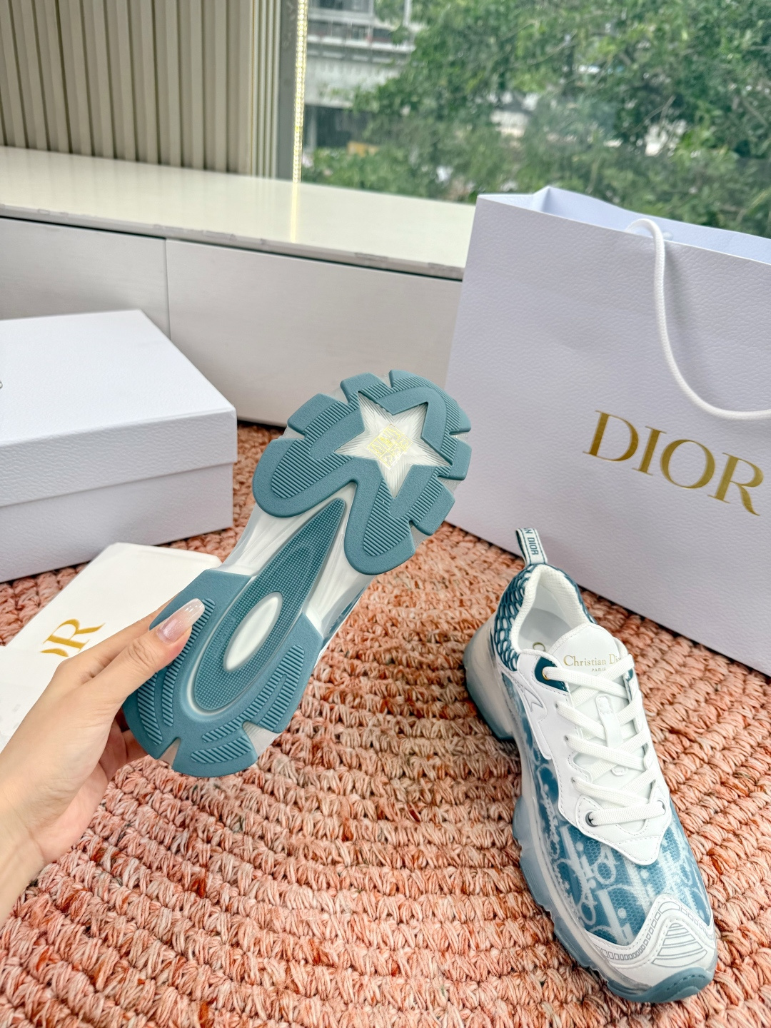 🌾G133C'est Dior 迪奥 2026新色全新休闲运动鞋以牛皮革和网眼织物制作，轻盈透气。侧边的