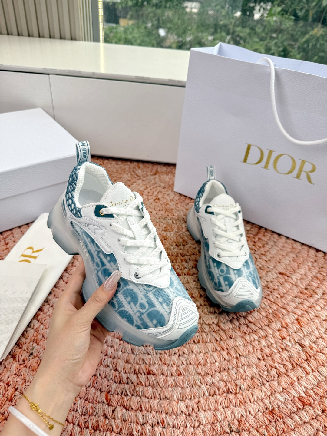 🌾G133C'est Dior 迪奥 2026新色全新休闲运动鞋以牛皮革和网眼织物制作，轻盈透气。侧边的