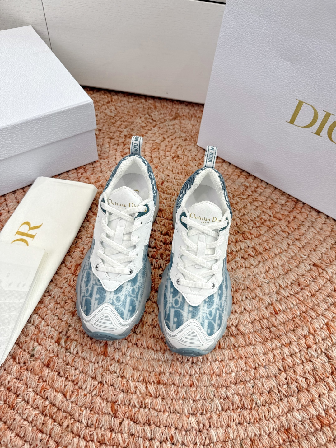 🌾G133C'est Dior 迪奥 2026新色全新休闲运动鞋以牛皮革和网眼织物制作，轻盈透气。侧边的