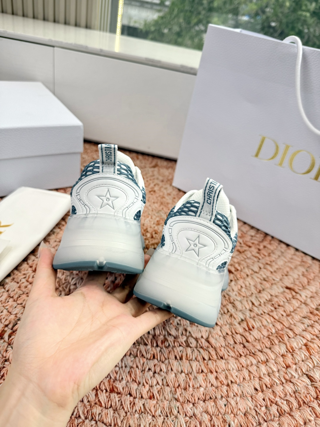 🌾G133C'est Dior 迪奥 2026新色全新休闲运动鞋以牛皮革和网眼织物制作，轻盈透气。侧边的