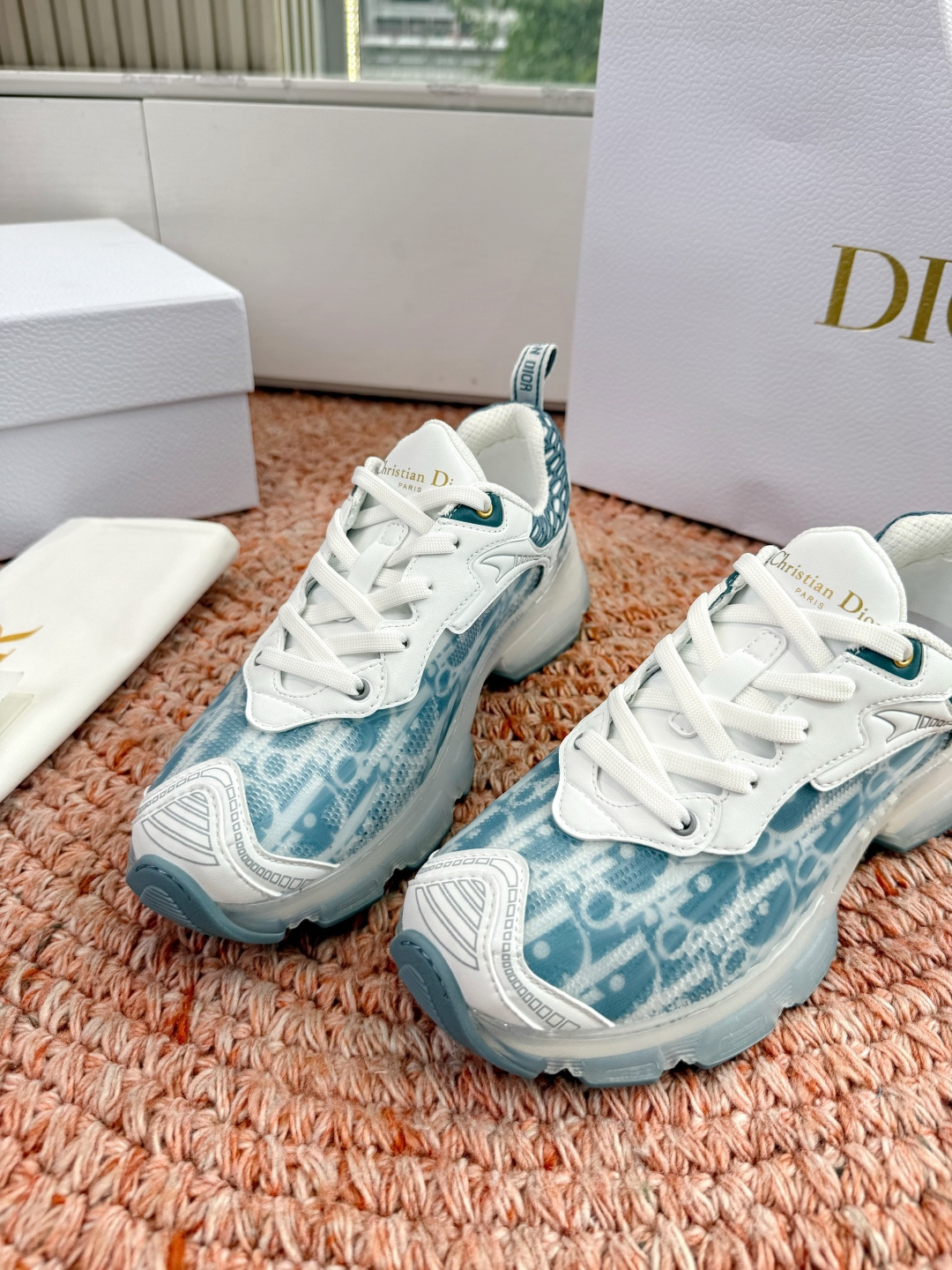 🌾G133C'est Dior 迪奥 2026新色全新休闲运动鞋以牛皮革和网眼织物制作，轻盈透气。侧边的