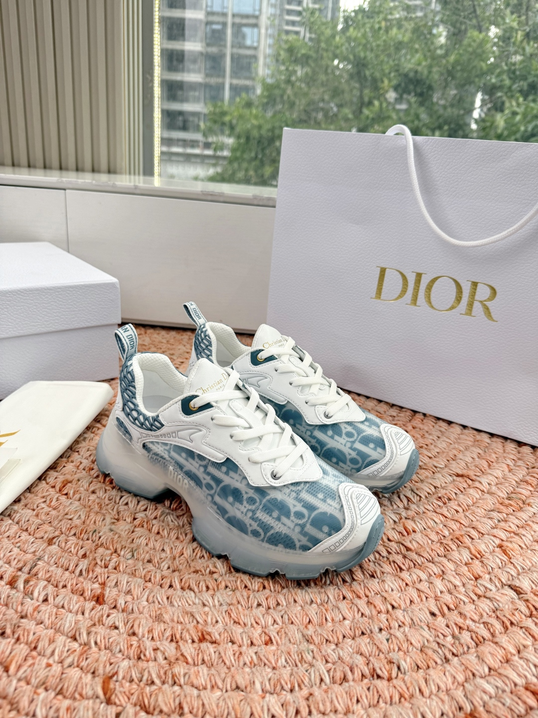 🌾G133C'est Dior 迪奥 2026新色全新休闲运动鞋以牛皮革和网眼织物制作，轻盈透气。侧边的