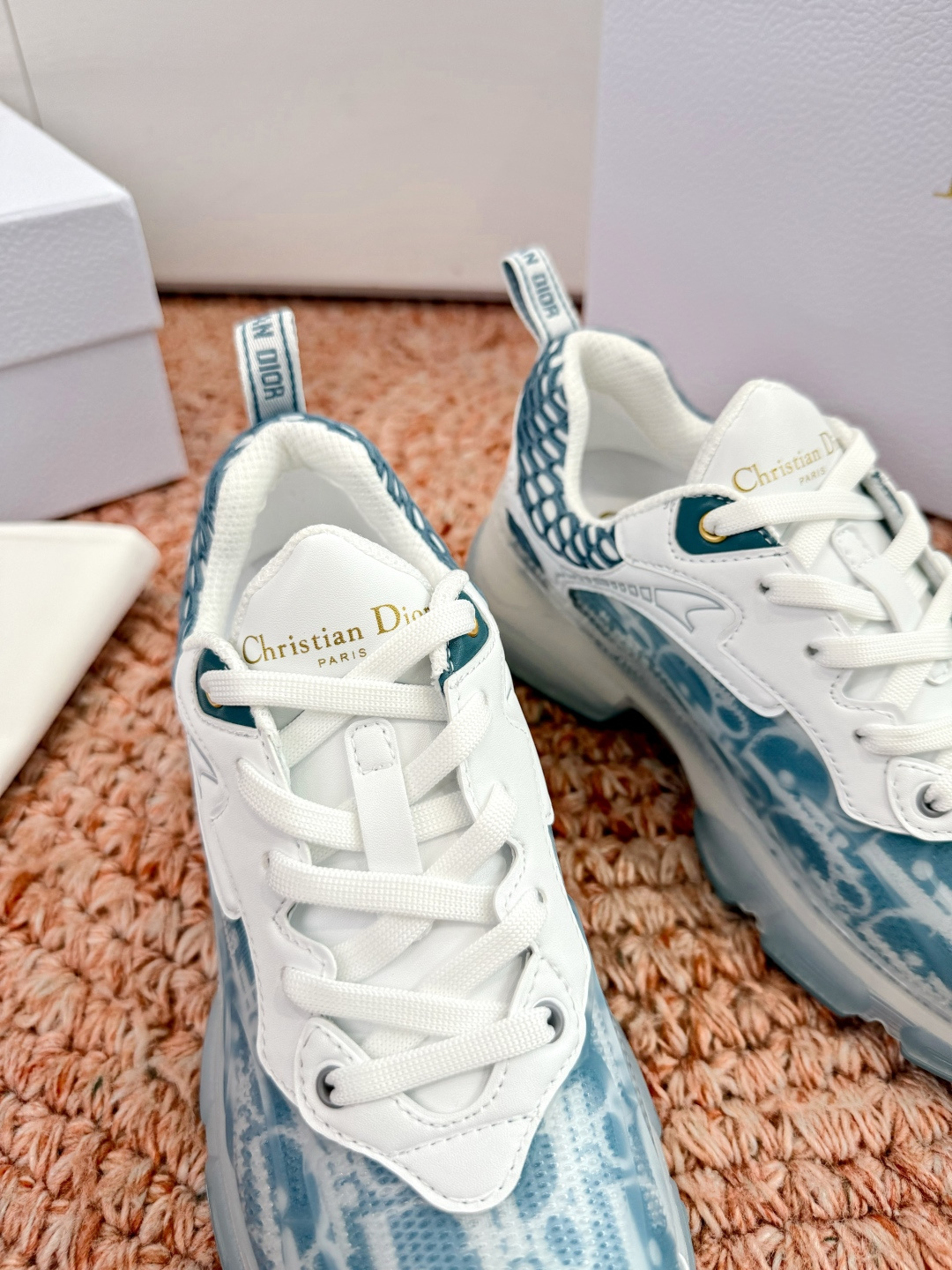 🌾G133C'est Dior 迪奥 2026新色全新休闲运动鞋以牛皮革和网眼织物制作，轻盈透气。侧边的