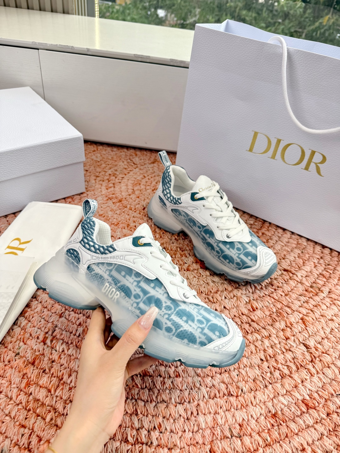 🌾G133C'est Dior 迪奥 2026新色全新休闲运动鞋以牛皮革和网眼织物制作，轻盈透气。侧边的