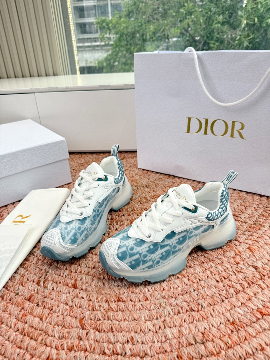 🌾G133C'est Dior 迪奥 2026新色全新休闲运动鞋以牛皮革和网眼织物制作，轻盈透气。侧边的