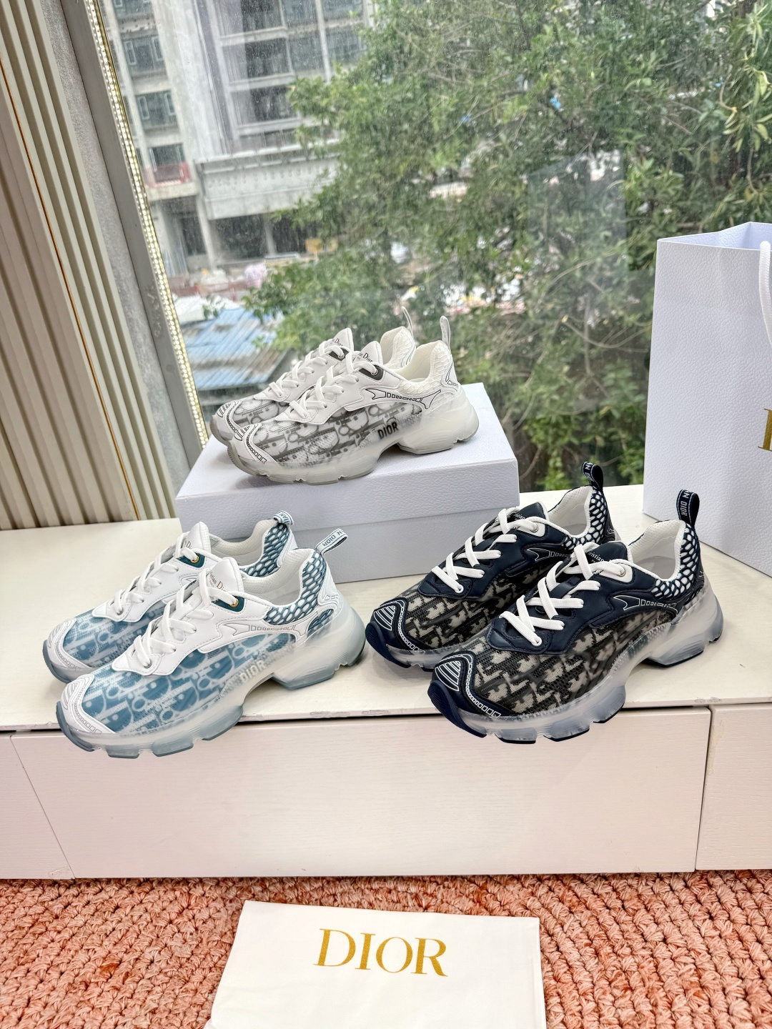 🌾G133C'est Dior 迪奥 2026新色全新休闲运动鞋以牛皮革和网眼织物制作，轻盈透气。侧边的