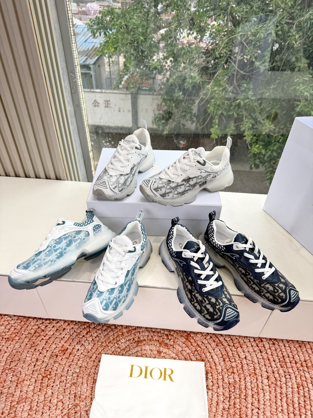 🌾G133C'est Dior 迪奥 2026新色全新休闲运动鞋以牛皮革和网眼织物制作，轻盈透气。侧边的