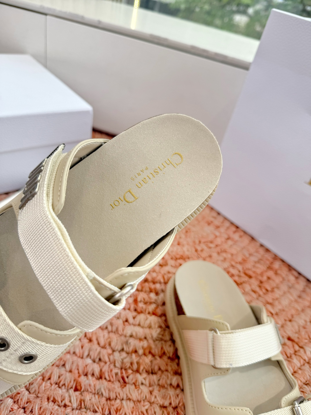 🌾代购级G133𝐃𝐢𝐎𝐑 迪奥2026早春新款凉鞋一眼就想要的凉鞋简单大方‘低调奢华！配上醒目的Chan