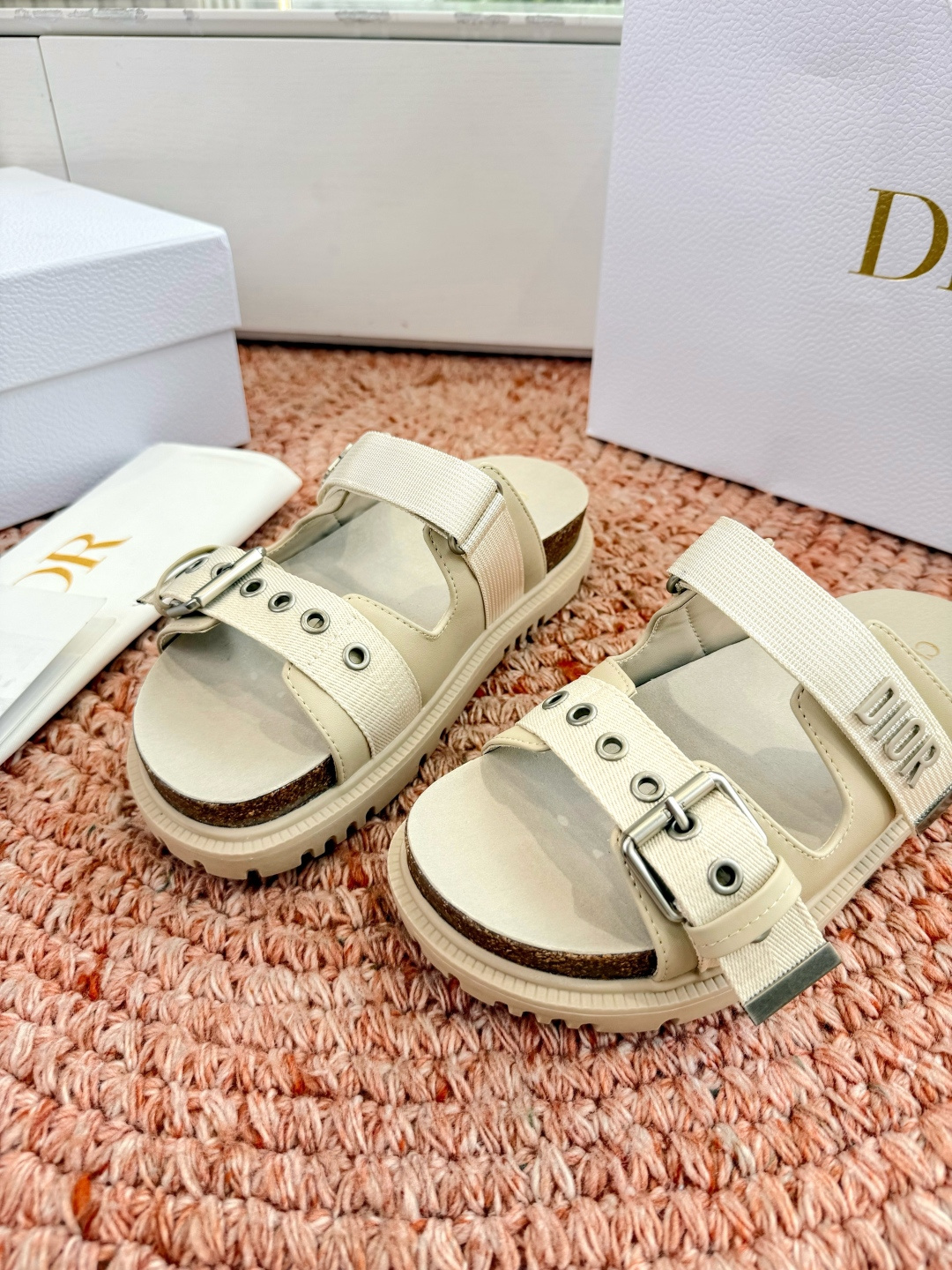 🌾代购级G133𝐃𝐢𝐎𝐑 迪奥2026早春新款凉鞋一眼就想要的凉鞋简单大方‘低调奢华！配上醒目的Chan