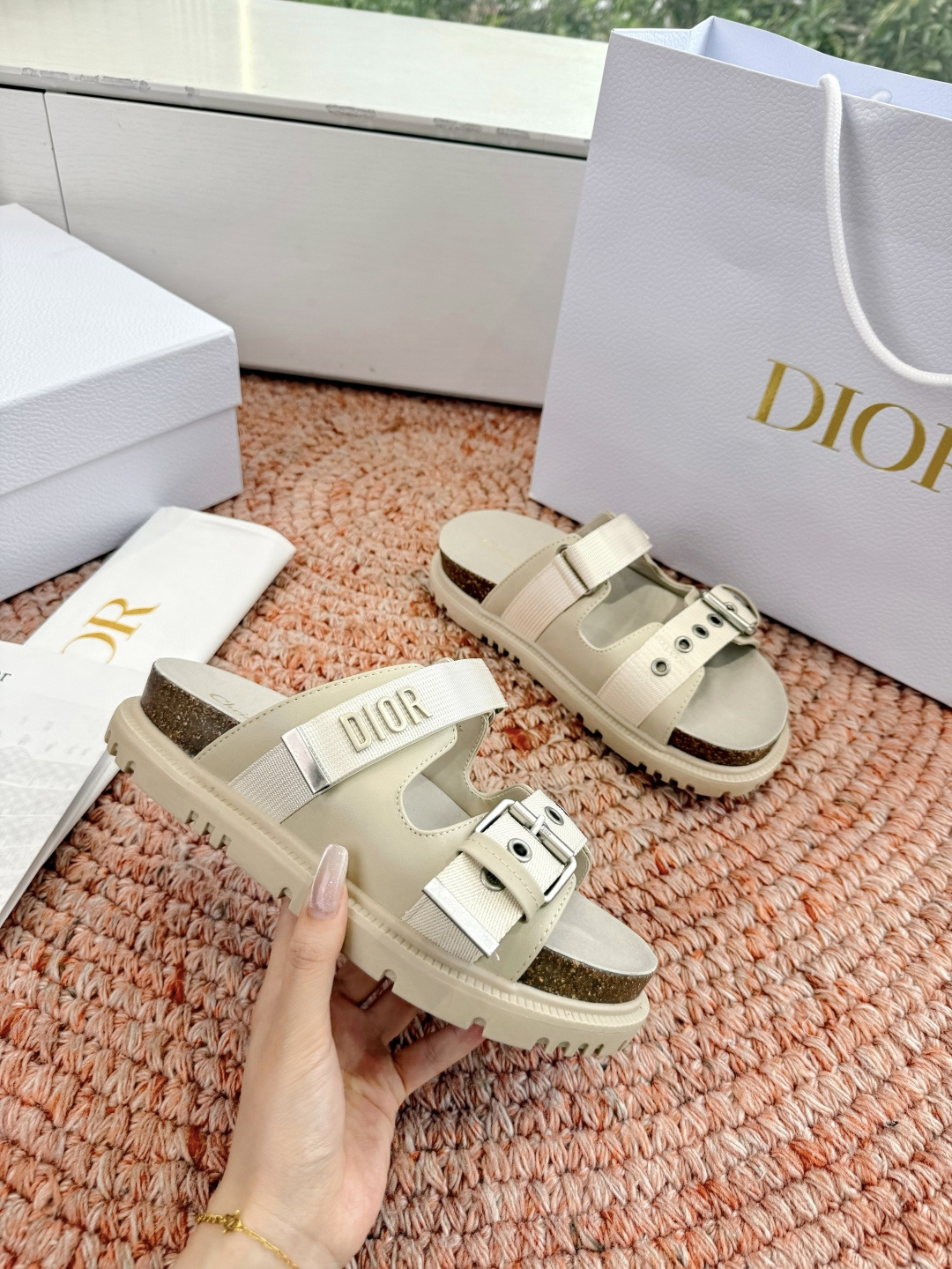🌾代购级G133𝐃𝐢𝐎𝐑 迪奥2026早春新款凉鞋一眼就想要的凉鞋简单大方‘低调奢华！配上醒目的Chan