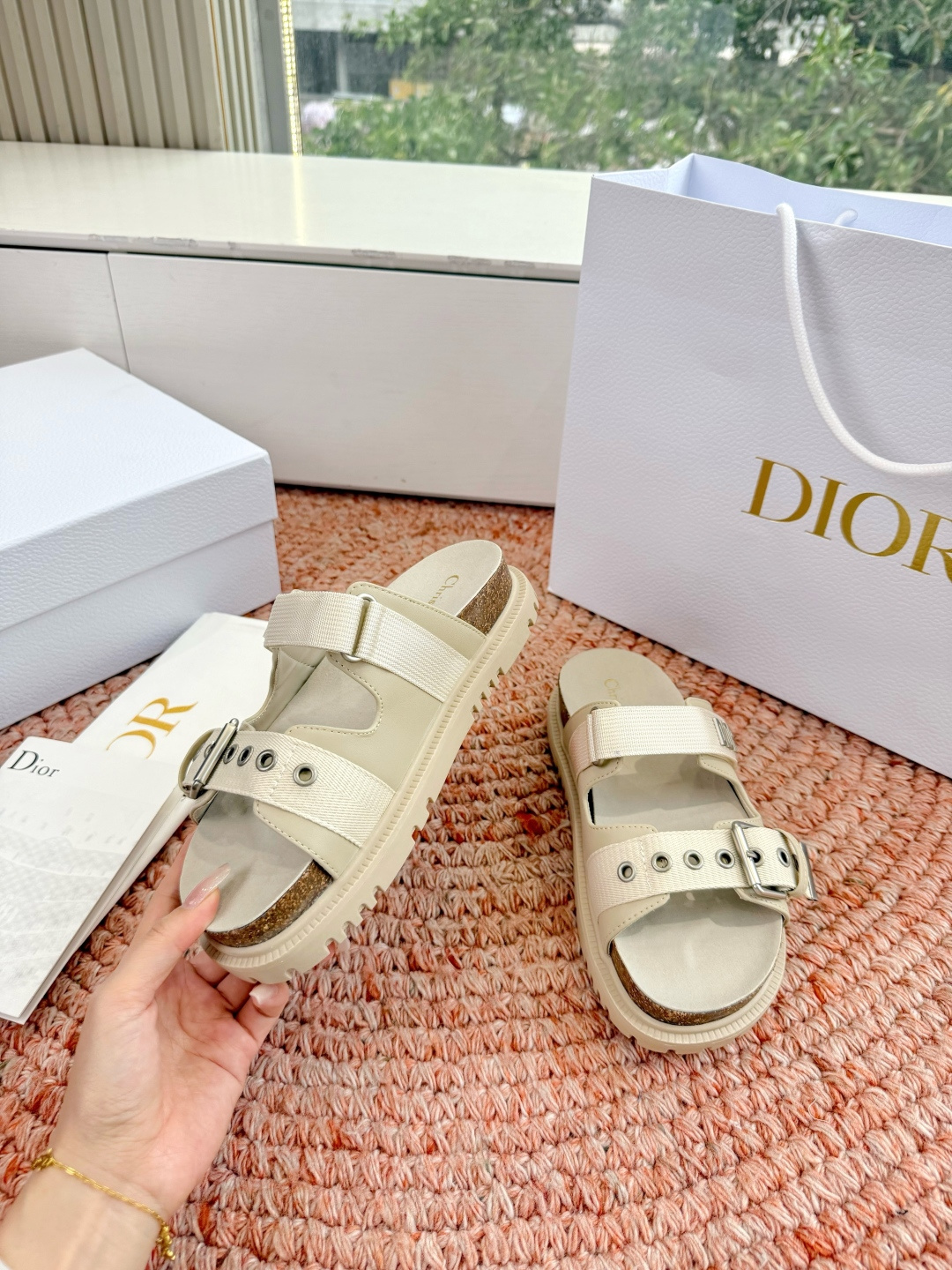 🌾代购级G133𝐃𝐢𝐎𝐑 迪奥2026早春新款凉鞋一眼就想要的凉鞋简单大方‘低调奢华！配上醒目的Chan