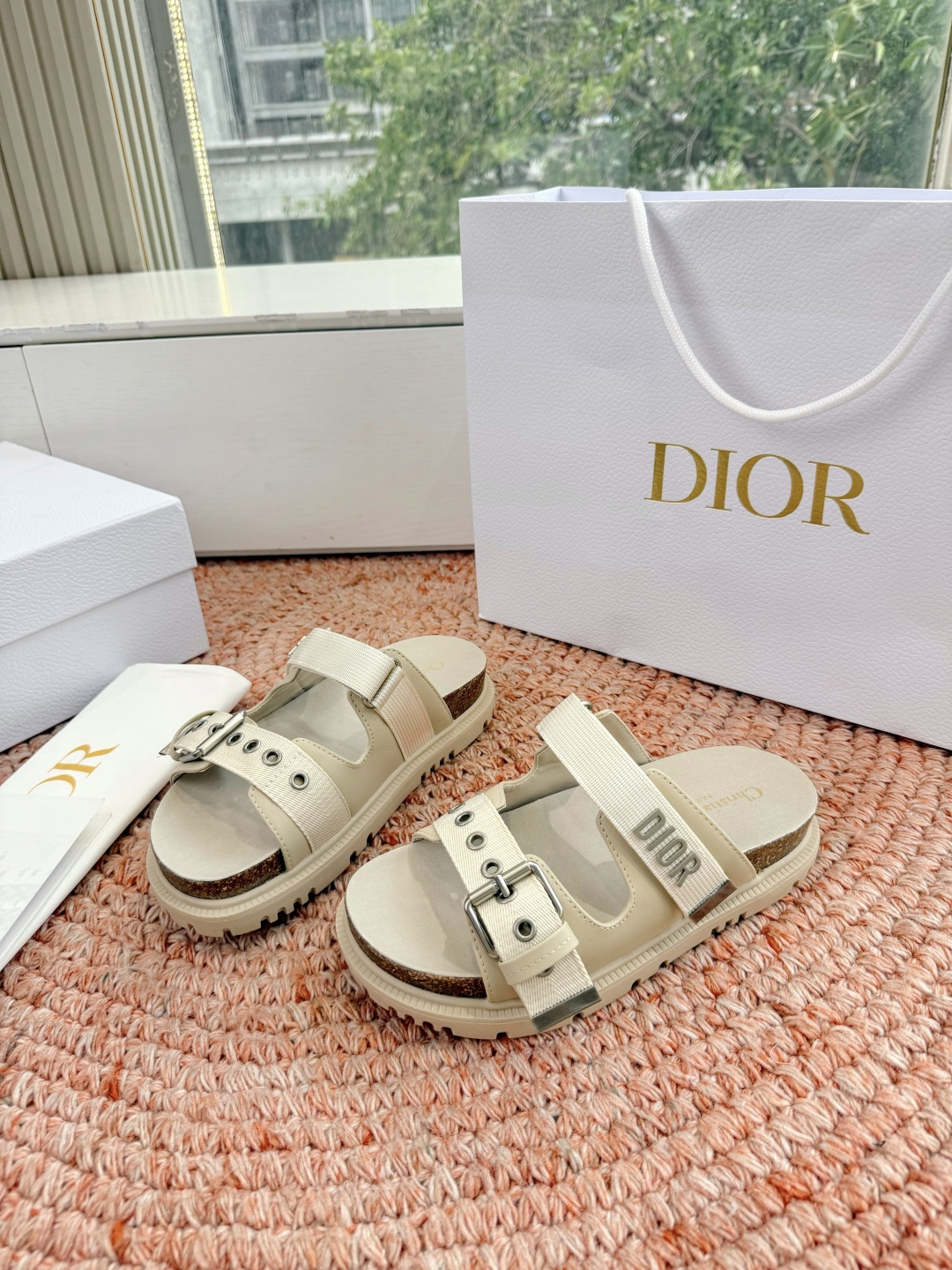 🌾代购级G133𝐃𝐢𝐎𝐑 迪奥2026早春新款凉鞋一眼就想要的凉鞋简单大方‘低调奢华！配上醒目的Chan