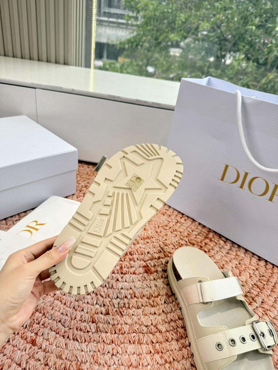 🌾代购级G133𝐃𝐢𝐎𝐑 迪奥2026早春新款凉鞋一眼就想要的凉鞋简单大方‘低调奢华！配上醒目的Chan