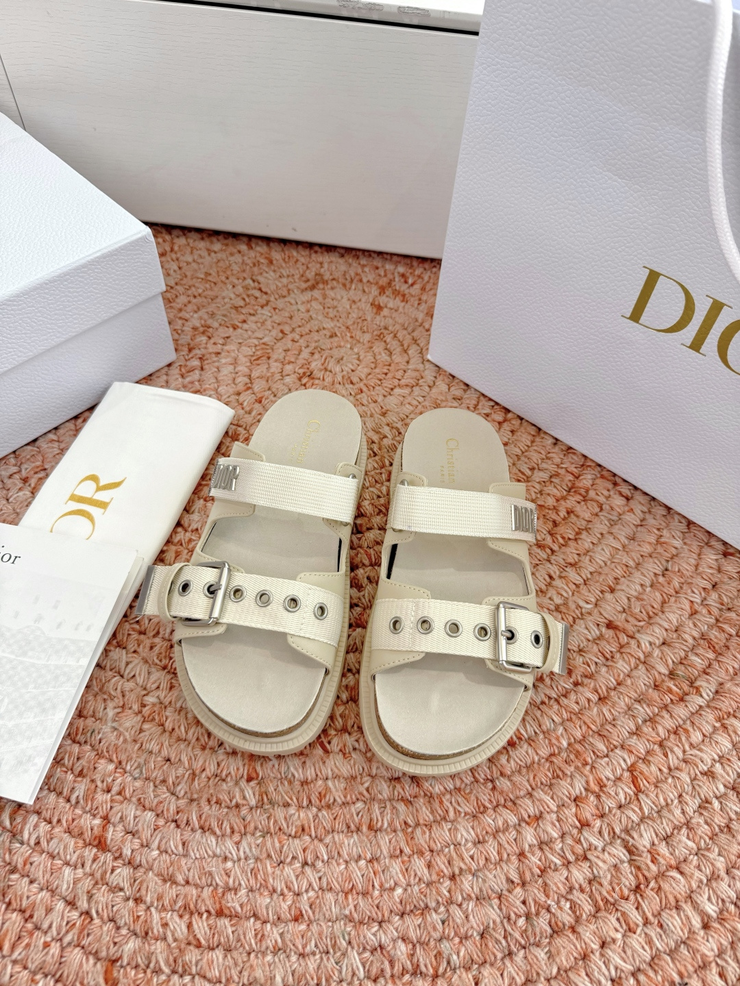 🌾代购级G133𝐃𝐢𝐎𝐑 迪奥2026早春新款凉鞋一眼就想要的凉鞋简单大方‘低调奢华！配上醒目的Chan