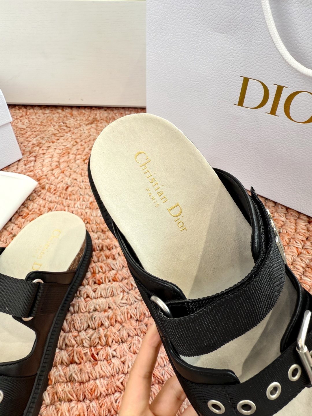 🌾代购级G133𝐃𝐢𝐎𝐑 迪奥2026早春新款凉鞋一眼就想要的凉鞋简单大方‘低调奢华！配上醒目的Chan