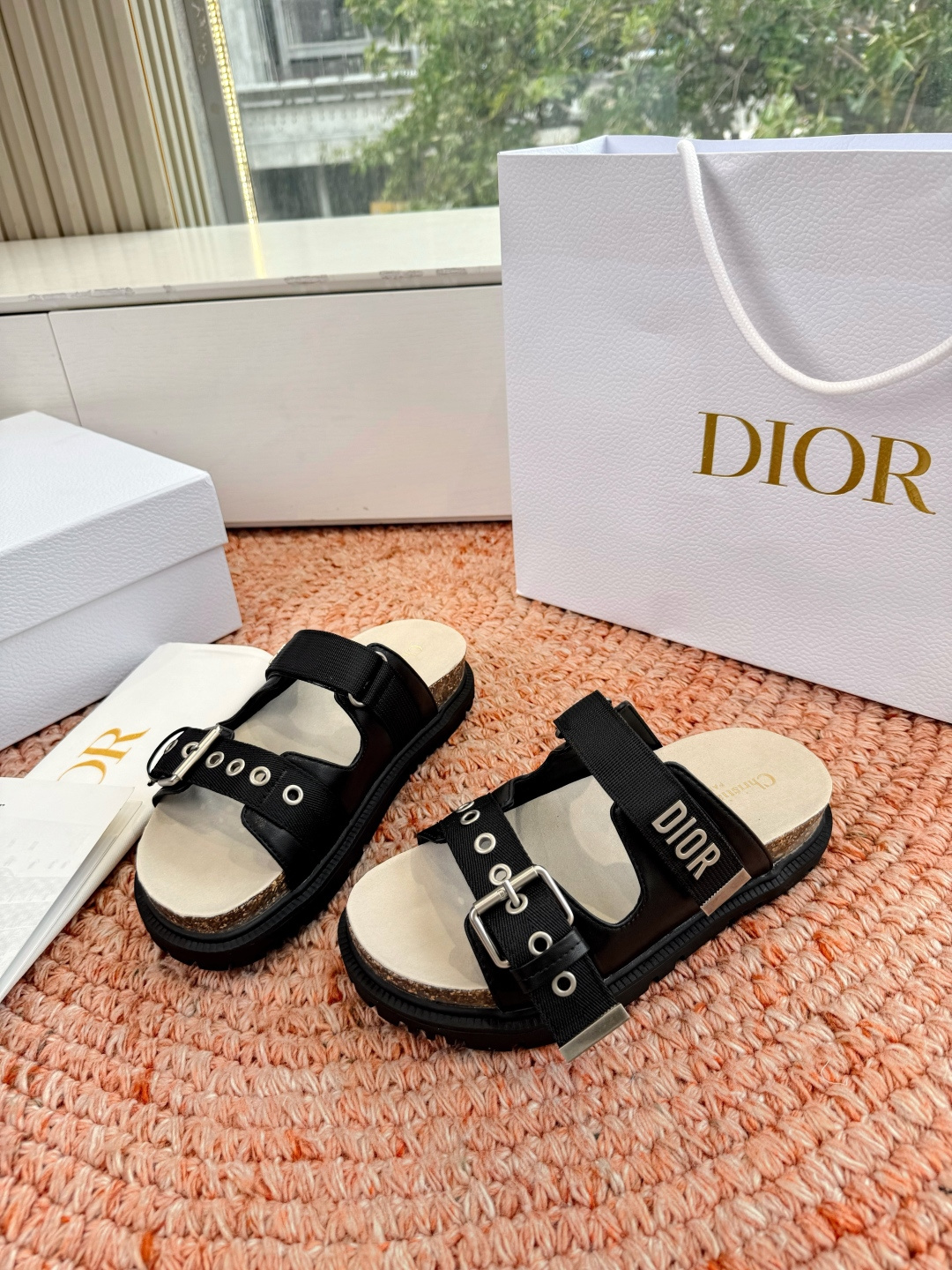 🌾代购级G133𝐃𝐢𝐎𝐑 迪奥2026早春新款凉鞋一眼就想要的凉鞋简单大方‘低调奢华！配上醒目的Chan