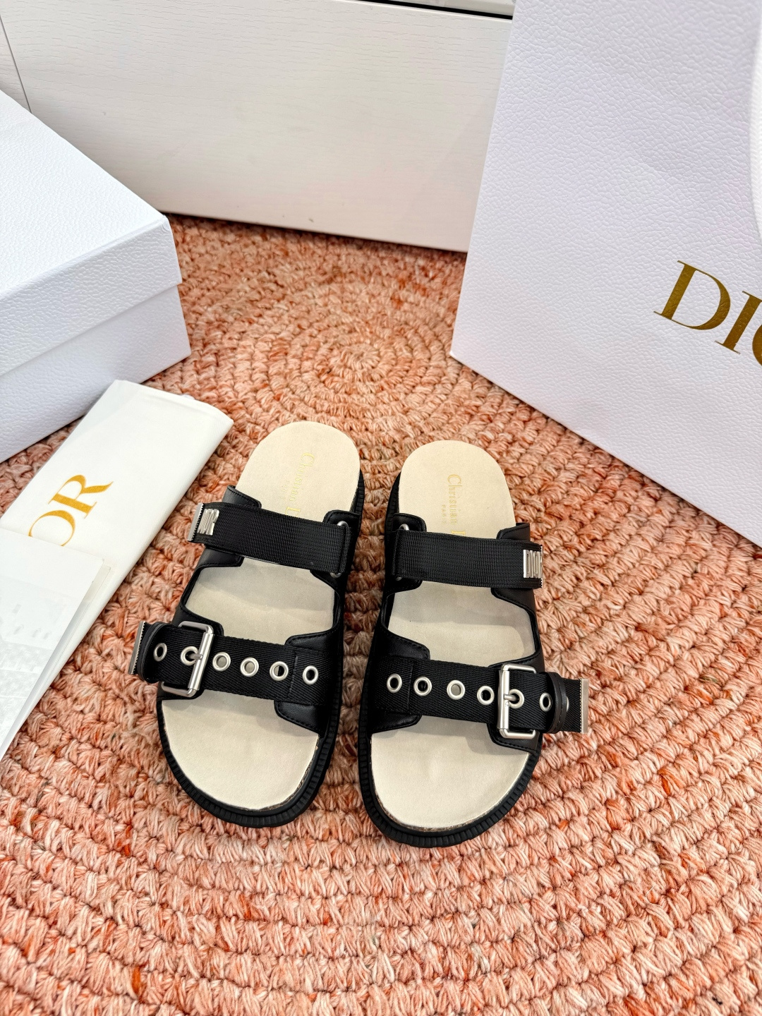🌾代购级G133𝐃𝐢𝐎𝐑 迪奥2026早春新款凉鞋一眼就想要的凉鞋简单大方‘低调奢华！配上醒目的Chan