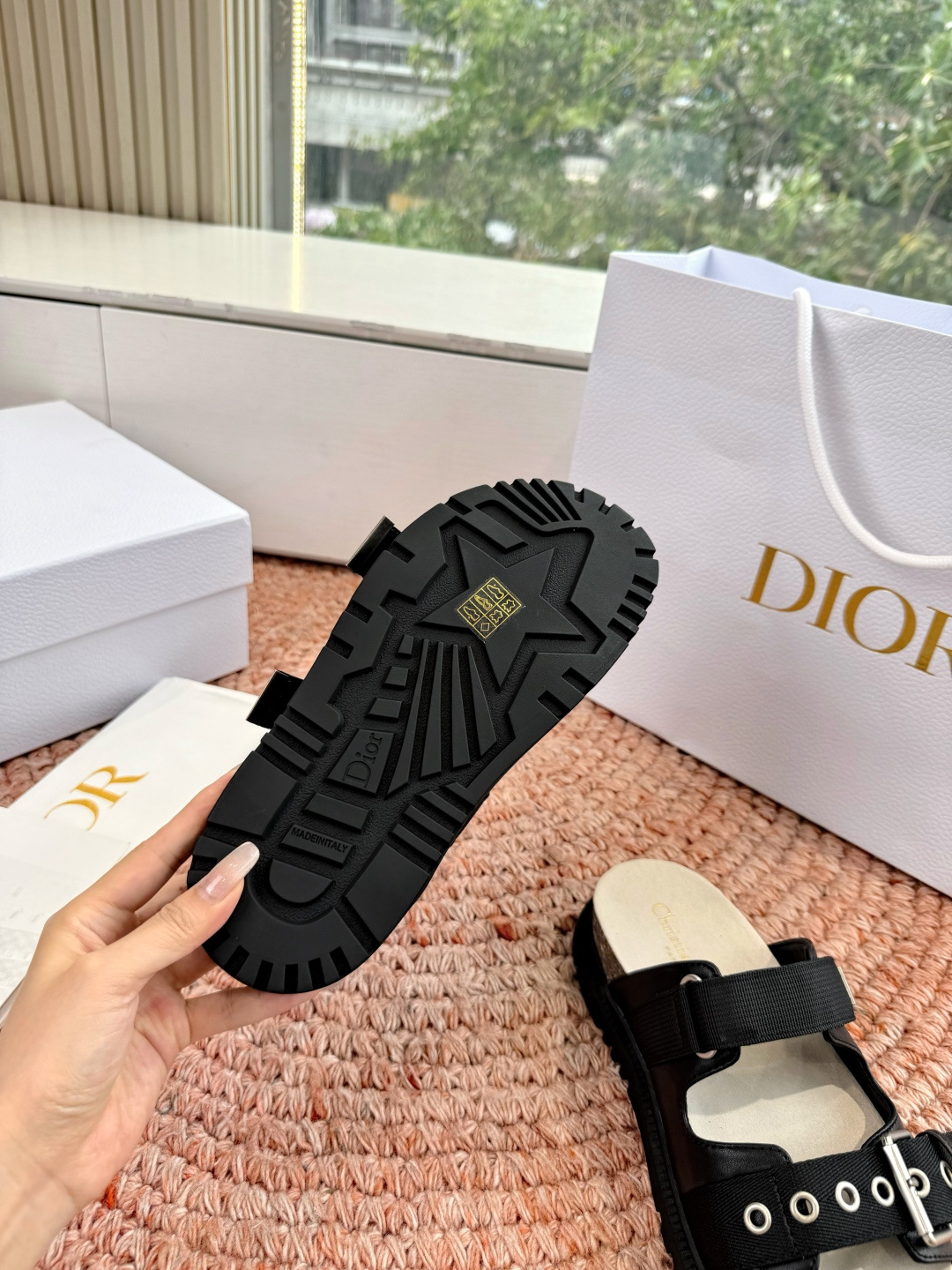 🌾代购级G133𝐃𝐢𝐎𝐑 迪奥2026早春新款凉鞋一眼就想要的凉鞋简单大方‘低调奢华！配上醒目的Chan